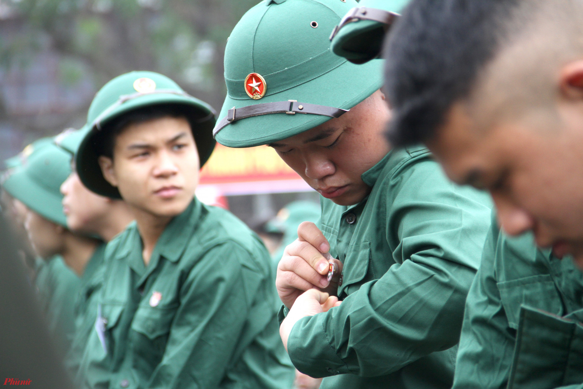 T&acirc;n binh cẩn thận chỉnh trang lại bản th&acirc;n trước khi l&ecirc;n đường nhập ngũ - Ảnh: Phan Ngọc