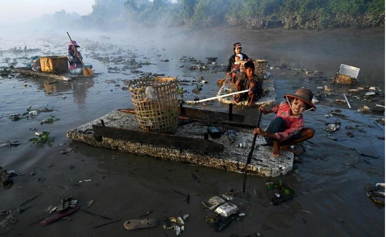 Một b&aacute;o c&aacute;o mới của Li&ecirc;n Hợp Quốc đang k&ecirc;u gọi h&agrave;nh động khẩn cấp để l&agrave;m sạch m&ocirc;i trường, đặc biệt l&agrave; c&aacute;c tuyến đường thủy. ẢNH: AFP