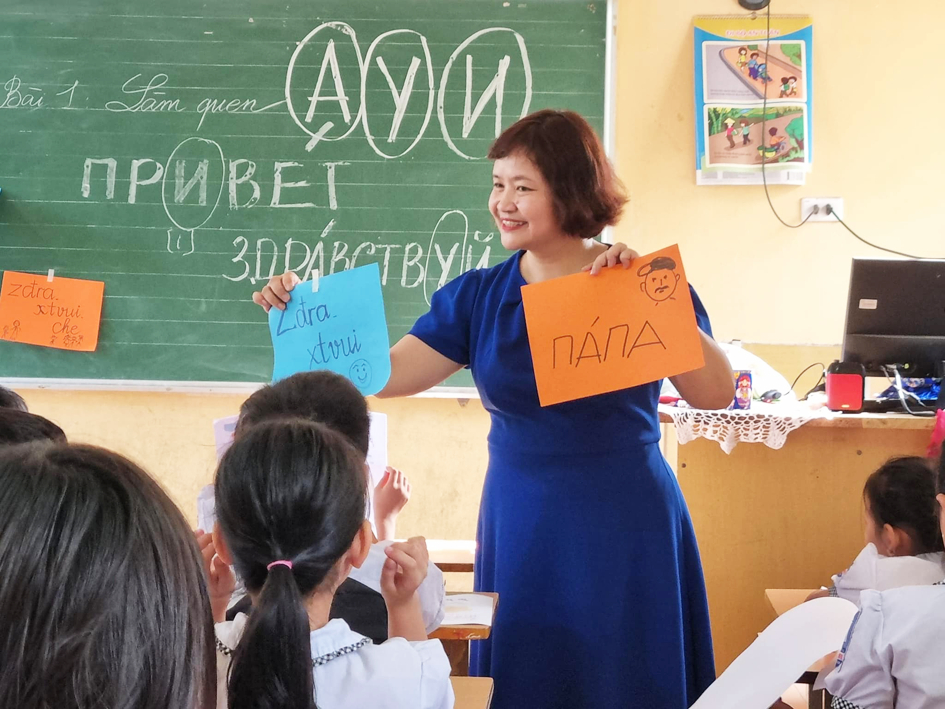 Tiến sĩ Nguyễn Thụy Anh nhiều năm qua vẫn miệt m&agrave;i truyền cảm hứng học v&agrave; đọc cho trẻ nhỏ