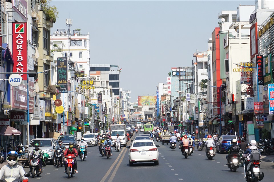 Rất nhiều con đường ở TPHCM kh&ocirc;ng c&oacute; một b&oacute;ng c&acirc;y -  Ảnh: Minh Qu&acirc;n