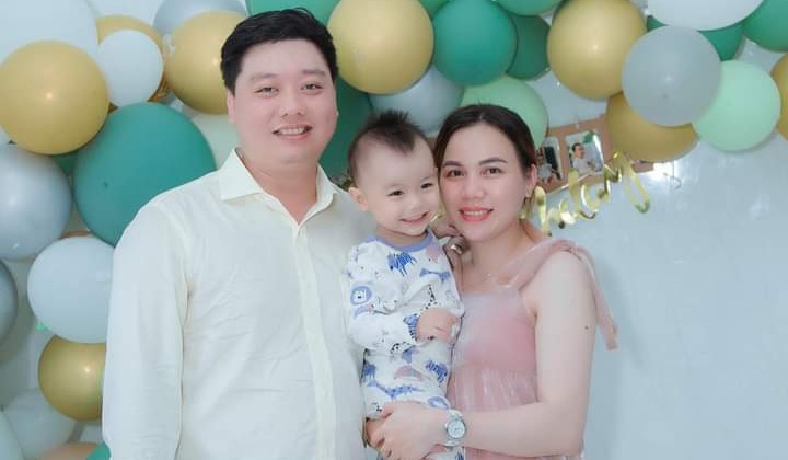 B&eacute; C&agrave; Ph&ecirc; giống cha như đ&uacute;c l&agrave; niềm hạnh ph&uacute;c của hai vợ chồng (Ảnh nh&acirc;n vật cung cấp)