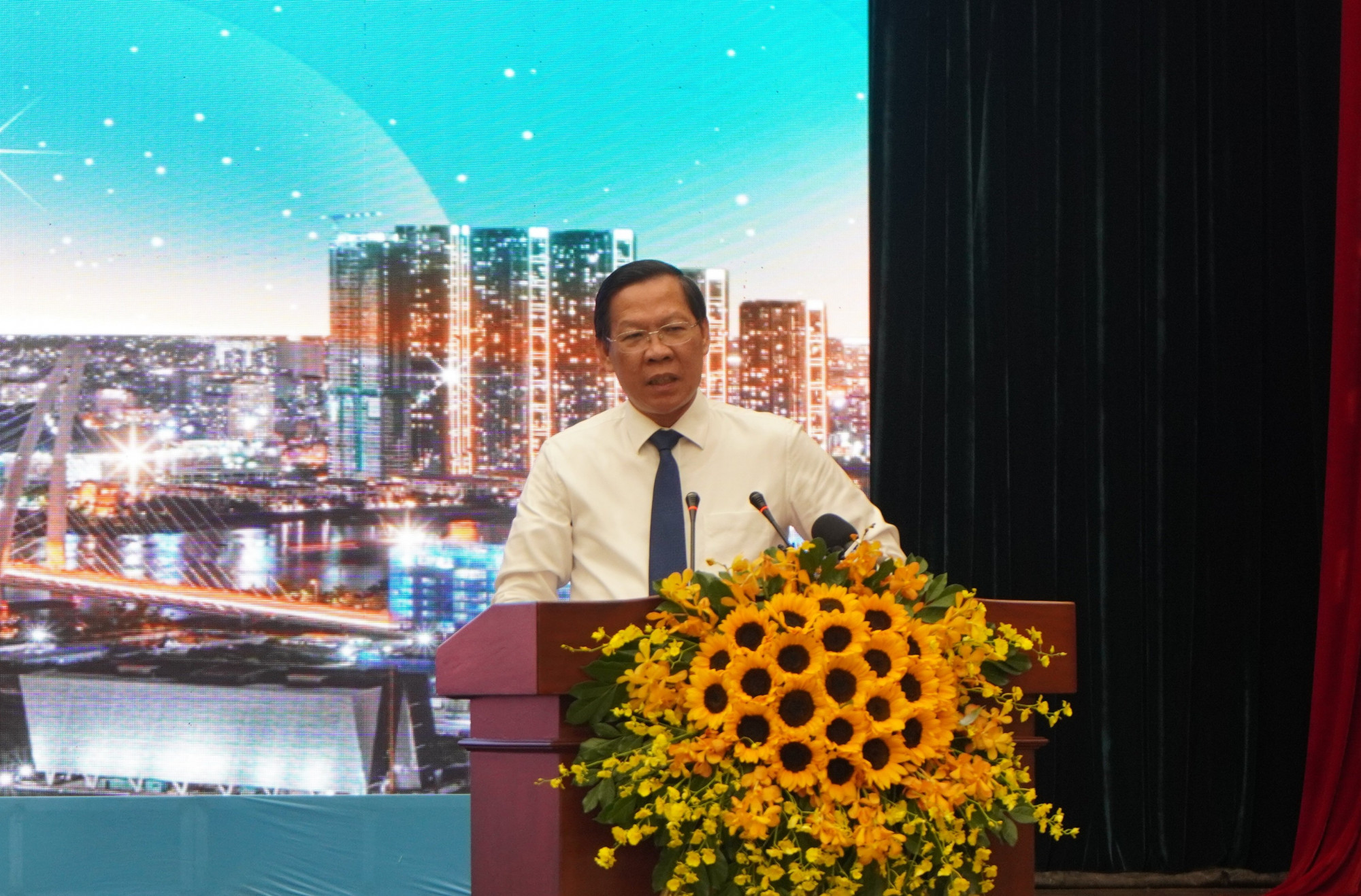 Từ cuối năm 2021 đến nay, đi đ&acirc;u cũng nghe DN phản &aacute;nh về thiếu vốn, l&atilde;i suất cao. &Ocirc;ng Phan Văn M&atilde;i - Chủ tịch UBND TPHCM ph&aacute;t biểu tại hội nghị.