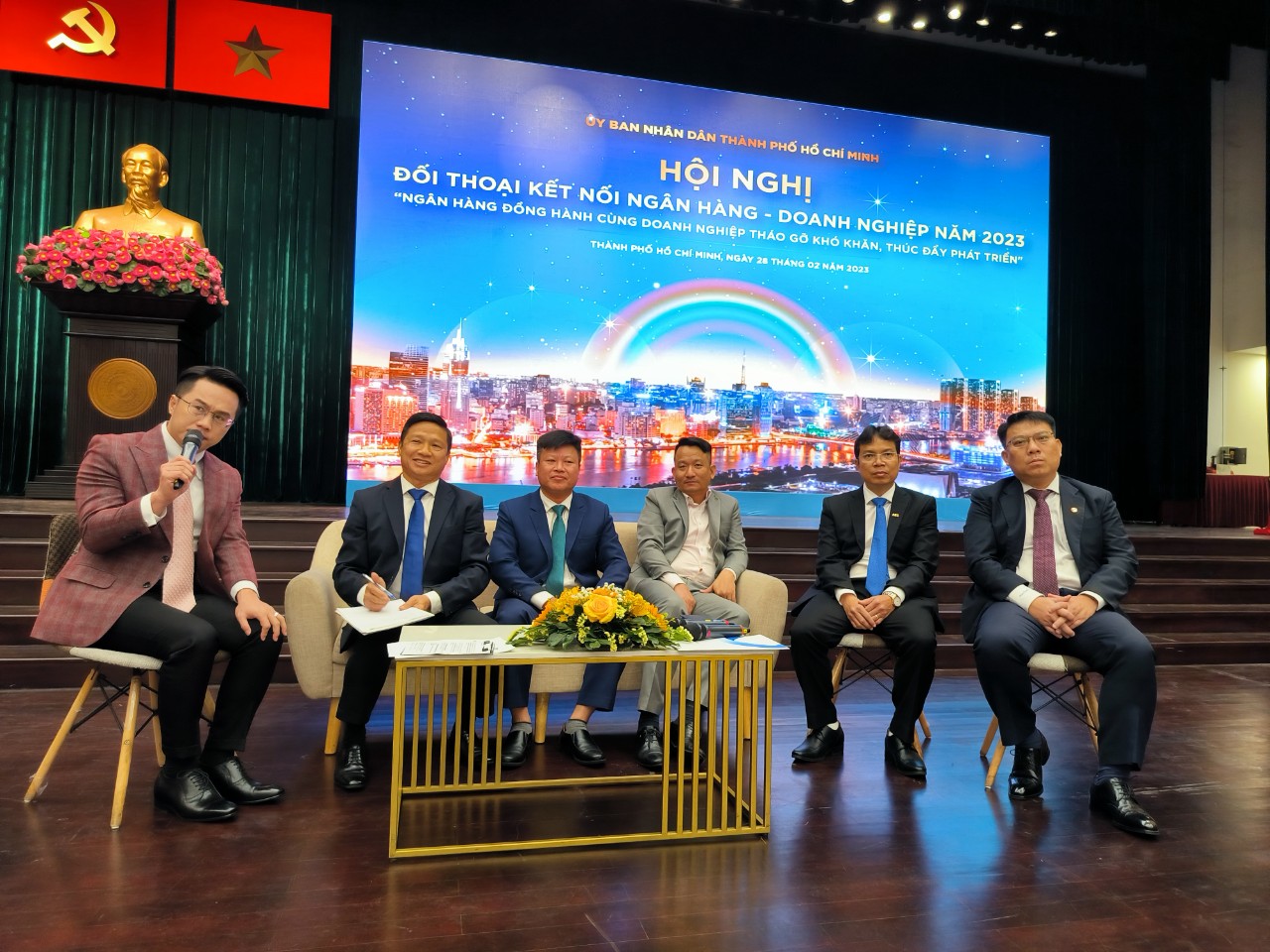 L&atilde;nh đạo NHNN chi nh&aacute;nh TPHCM v&agrave; ng&acirc;n h&agrave;ng trả lời thắc mắc của doanh nghiệp. 