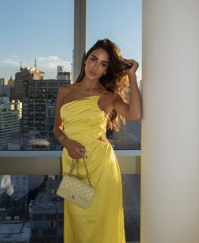 Fashionista Tamara Kalinic khoe nhan sắc mặn m&agrave;, ki&ecirc;u sa trong chiếc v&aacute;y lụa m&agrave;u v&agrave;ng ươm như &aacute;nh nắng khi tham dự một sự kiện tại New York. Chi tiết lệch vai, kho&eacute;t h&ocirc;ng của thiết kế c&agrave;ng l&agrave;m bật l&ecirc;n v&oacute;c d&aacute;ng tuyệt đẹp cho c&ocirc; n&agrave;ng.