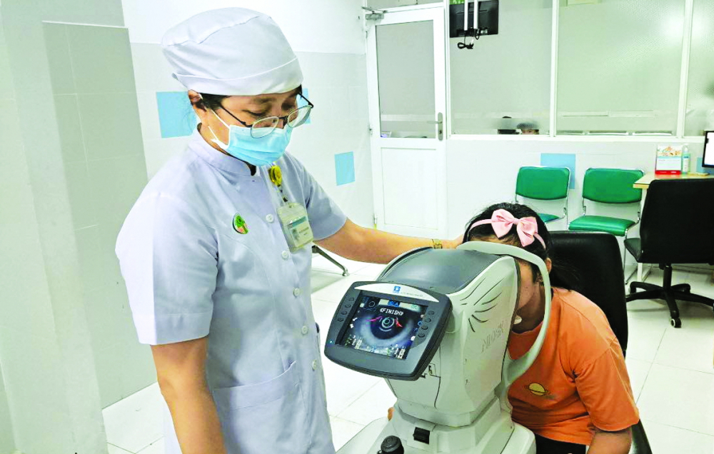 Một trường hợp đang được kh&aacute;m mắt tại Bệnh viện Nhi Đồng 2 - ẢNH: T. T.