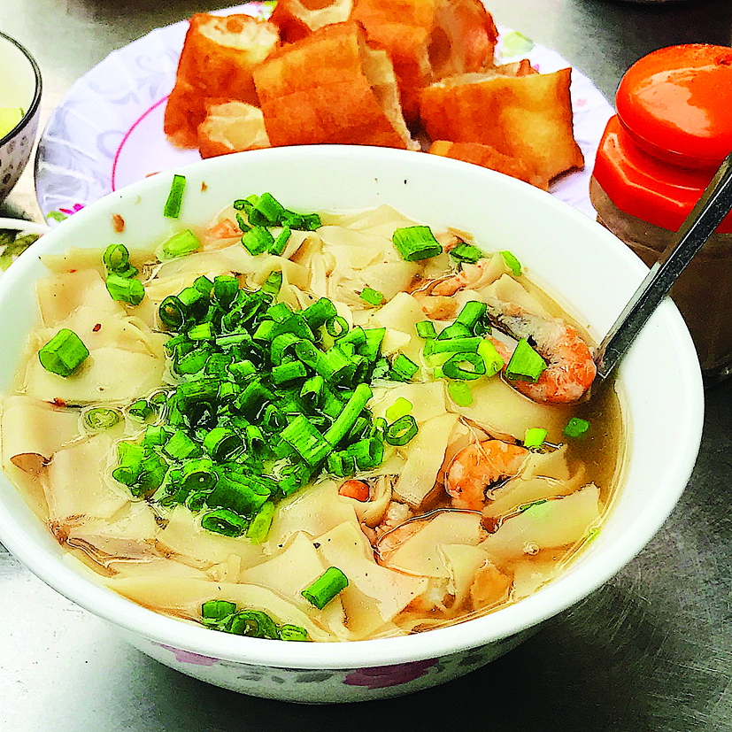 Th&agrave;nh phần chủ yếu của nước l&egrave;o ho&agrave;nh th&aacute;nh l&aacute; qu&aacute;n d&igrave; Mũi l&agrave; t&ocirc;m kh&ocirc; v&agrave; huyết - ảnh: Phạm Đo&agrave;n