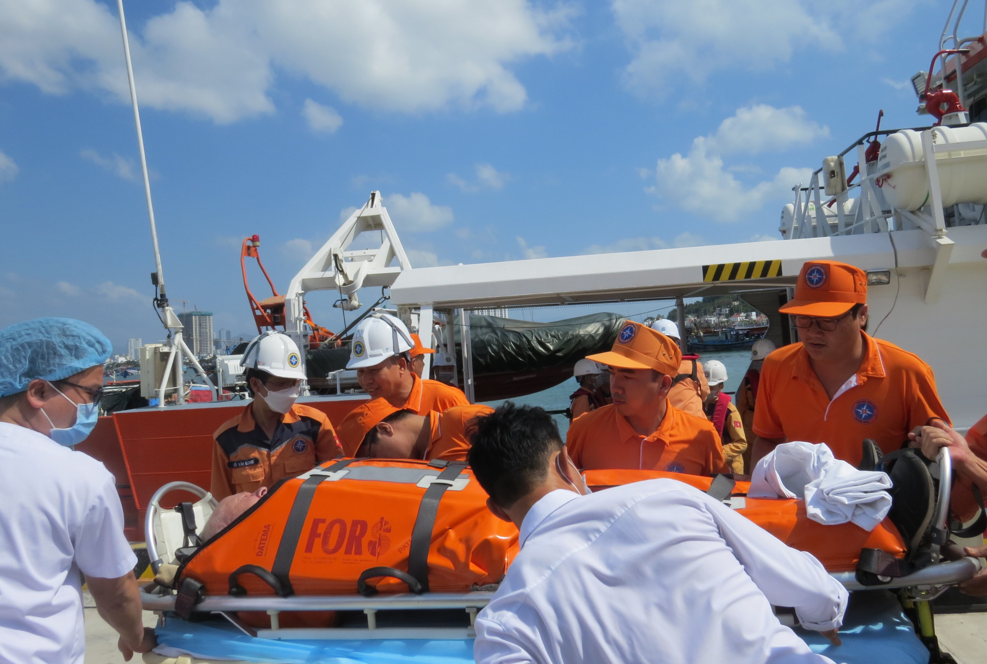 Sau khi về đến bờ, bệnh nh&acirc;n được đưa đến bệnh viện để điều trị kịp thời