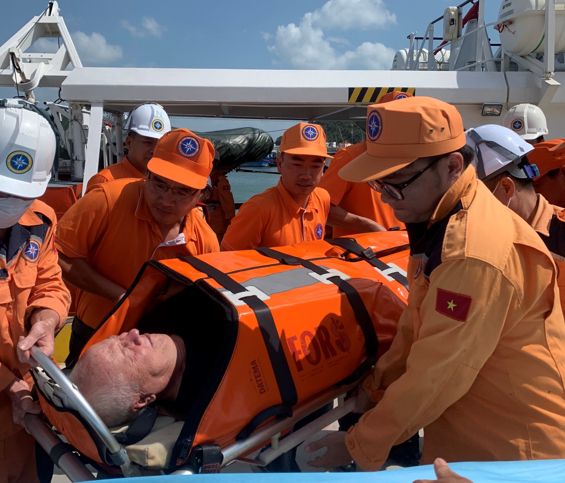 Lực lượng cứu nạn đưa bệnh nh&acirc;n l&ecirc;n bờ đi cấp cứu