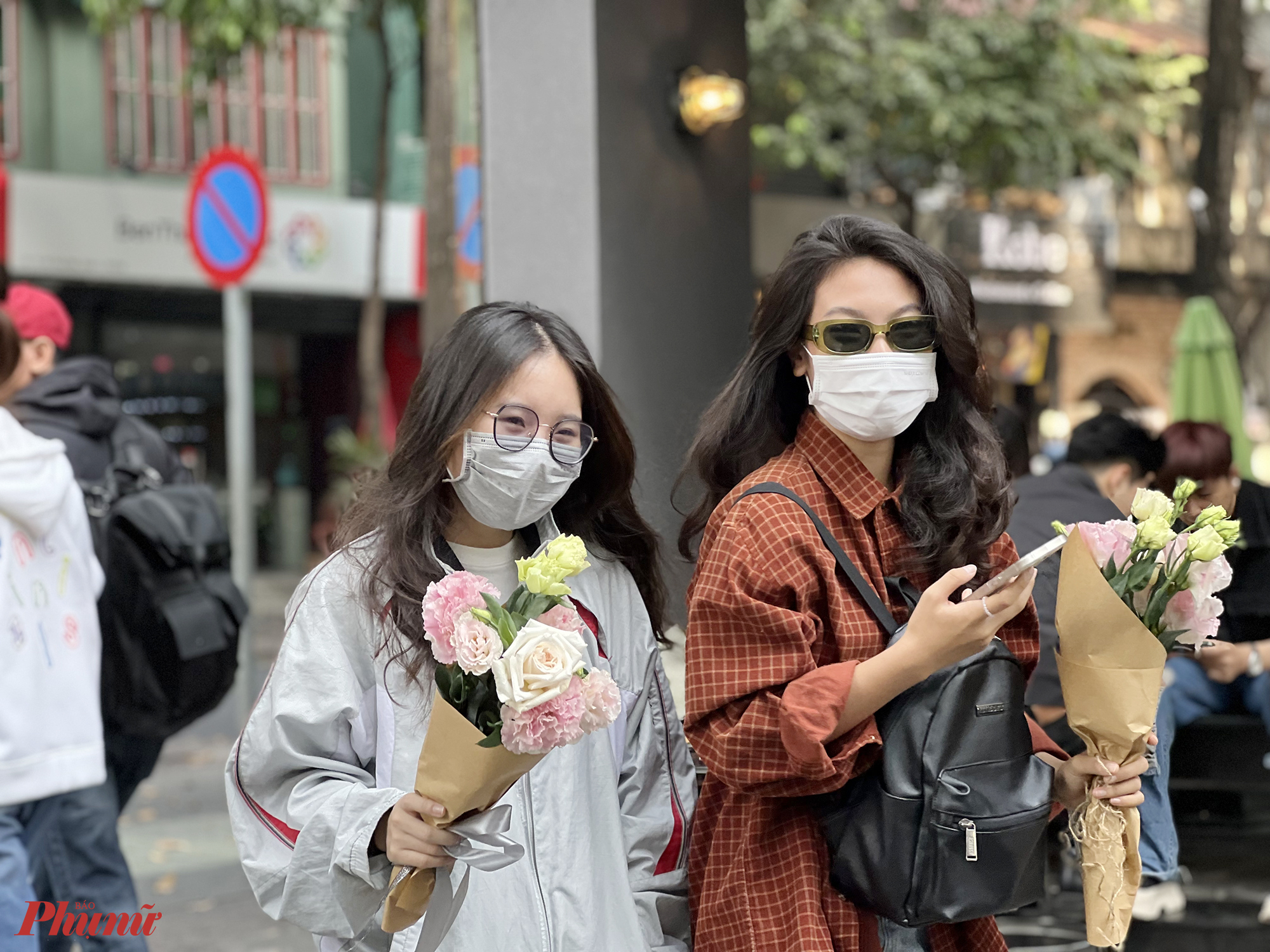 Anh Minh cho biết tuỳ theo nhu cầu của kh&aacute;ch th&igrave; mỗi b&oacute; hoa c&oacute; thể dao động từ v&agrave;i chục đến v&agrave;i trăm ngh&igrave;n. Trước đ&oacute;, trong một số video được một số người d&ugrave;ng TikTok đăng tải, c&oacute; ng&agrave;y xe hoa tr&agrave;n ngập những m&agrave;u sắc tươi tắn, rực rỡ như: đỏ, cam, v&agrave;ng, hồng...