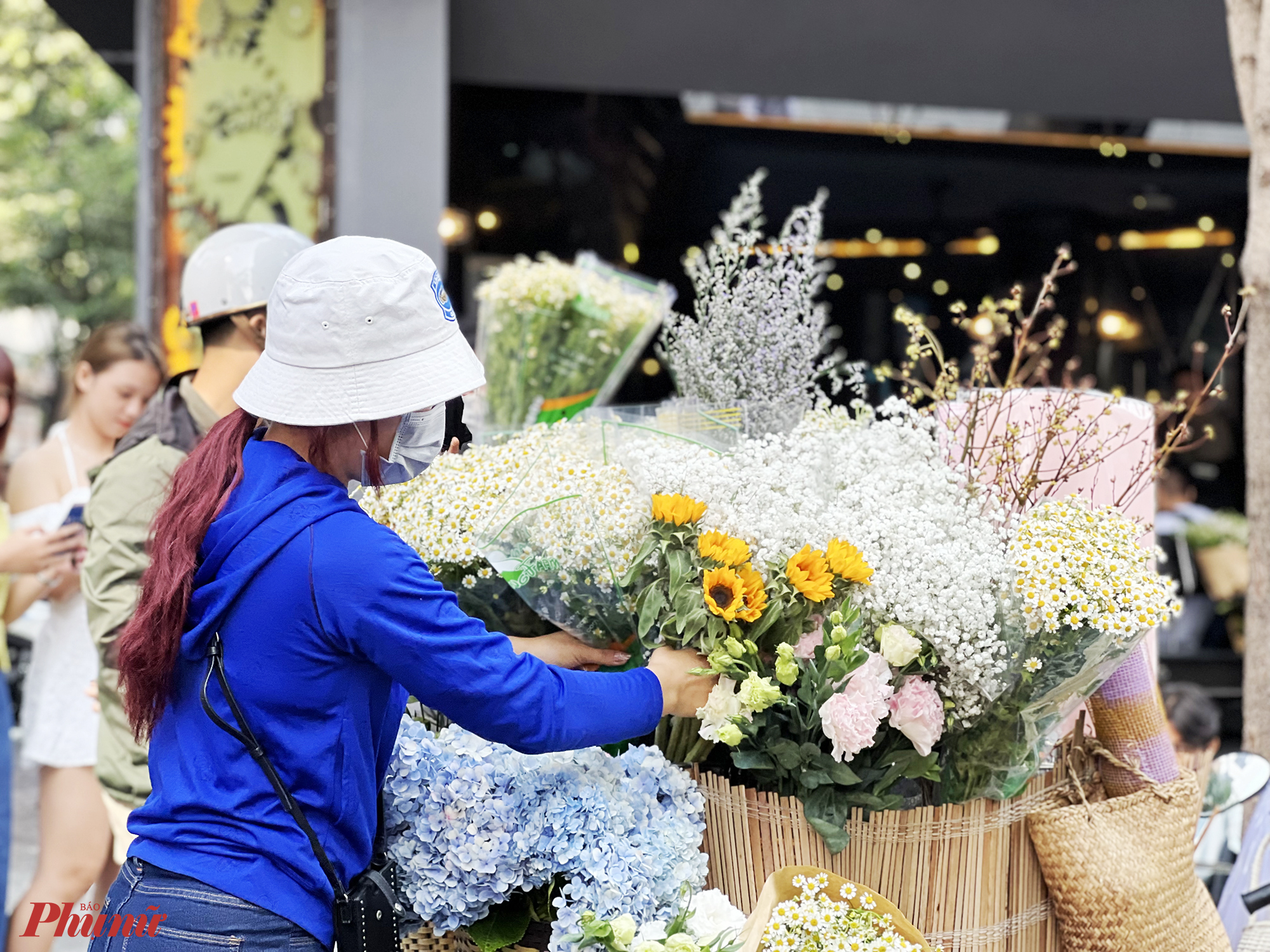 G&aacute;nh hoa nhỏ xinh điểm t&ocirc; cho một g&oacute;c phố S&agrave;i G&ograve;n th&ecirc;m đẹp, sinh động.