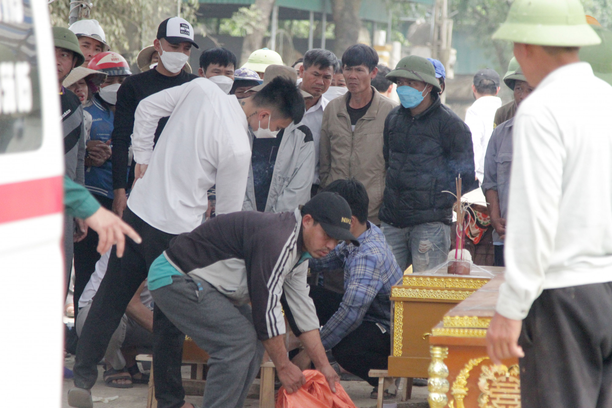Người d&acirc;n hỗ trợ đưa thi thể c&aacute;c nạn nh&acirc;n v&agrave;o quan t&agrave;i - Ảnh: Phan Ngọc