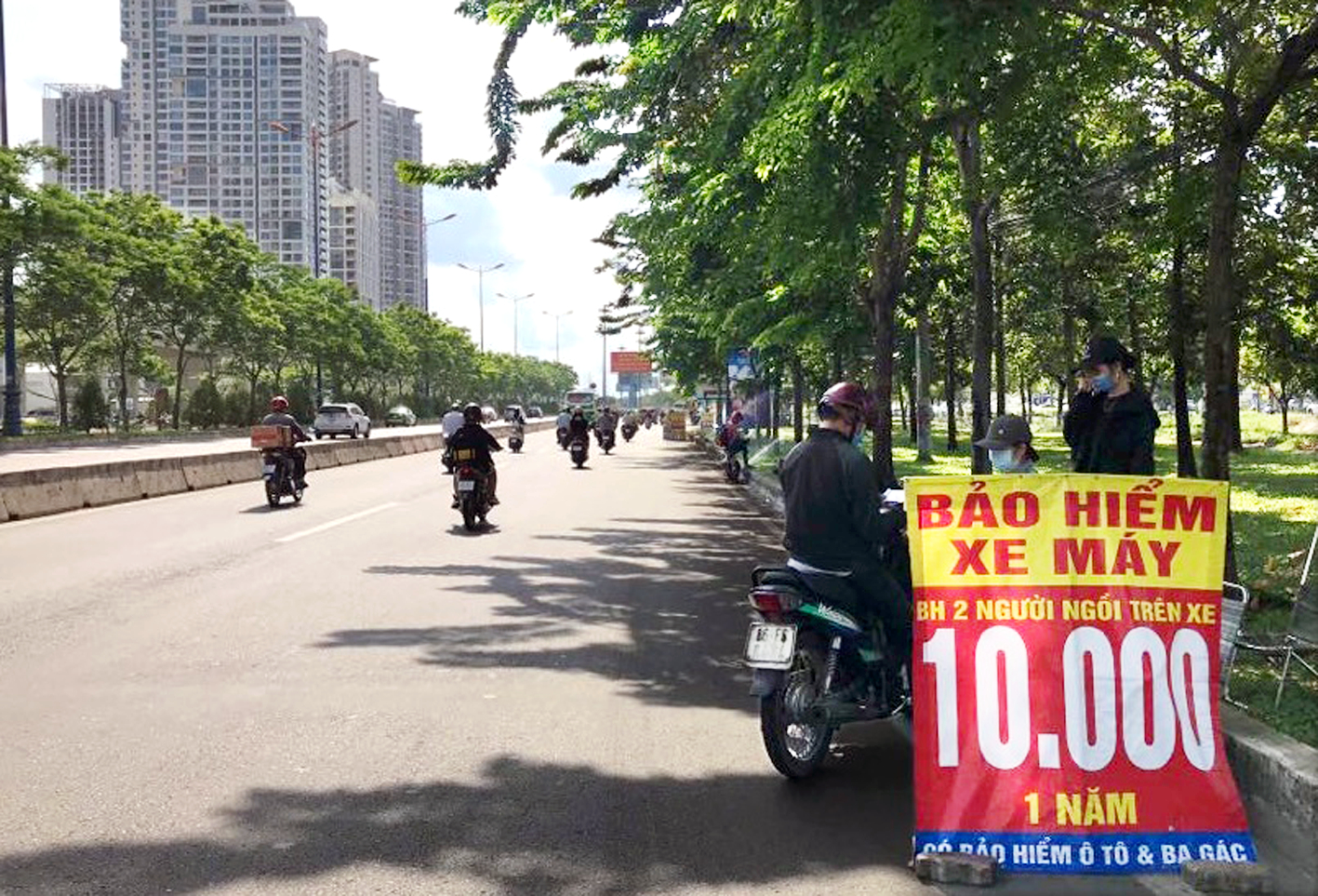Hoa hồng b&aacute;n bảo hiểm xe m&aacute;y cao n&ecirc;n rất nhiều người tham gia b&aacute;n loại bảo hiểm n&agrave;y (trong ảnh: C&aacute;c điểm b&aacute;n bảo hiểm bắt buộc cho xe m&aacute;y tr&ecirc;n xa lộ H&agrave; Nội, TPHCM) - ẢNH: QUỐC TH&Aacute;I