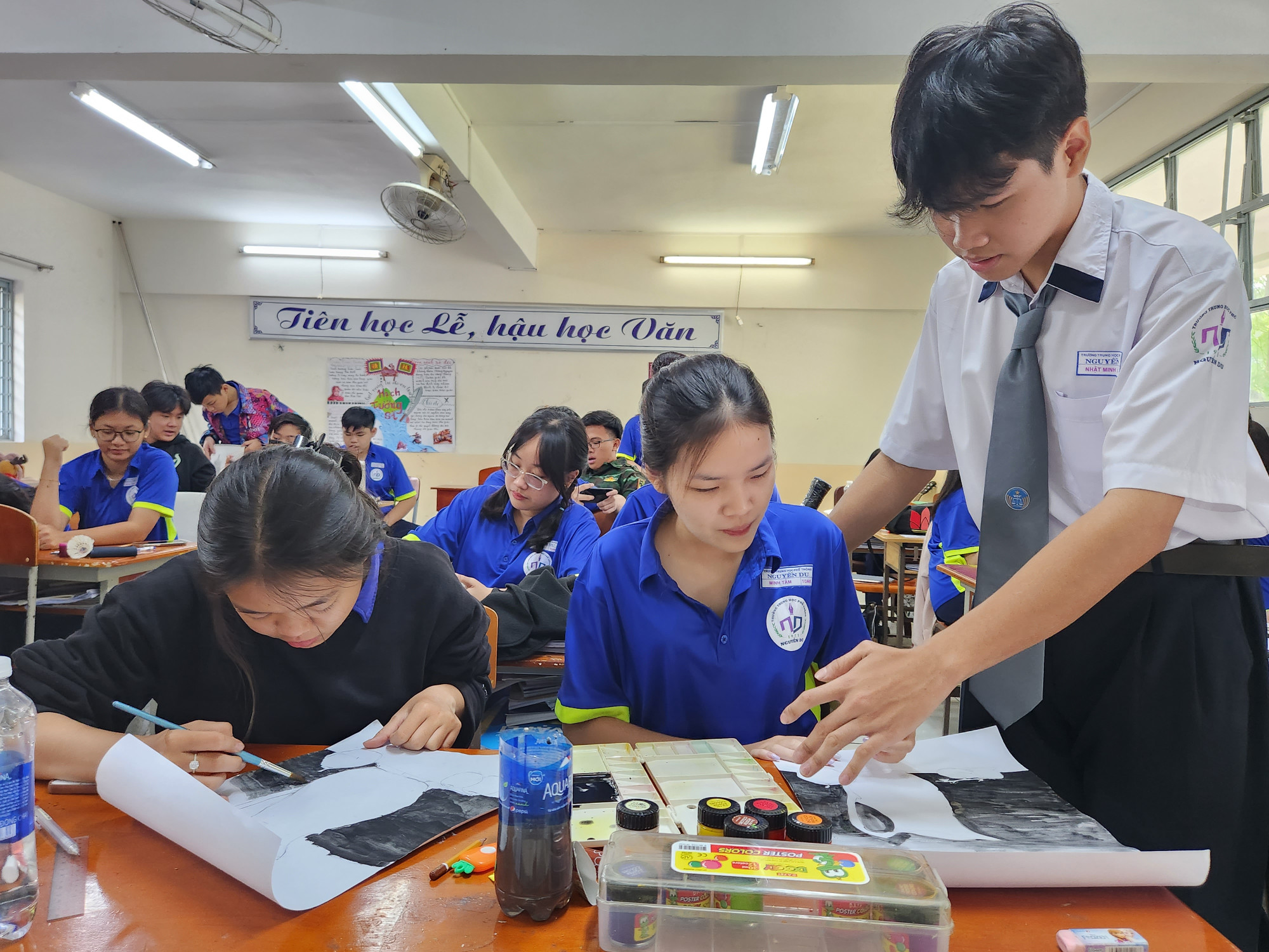 Nguyễn Huỳnh Nhật Minh sắm vai gi&aacute;o vi&ecirc;n mỹ thuật lớp 10A6