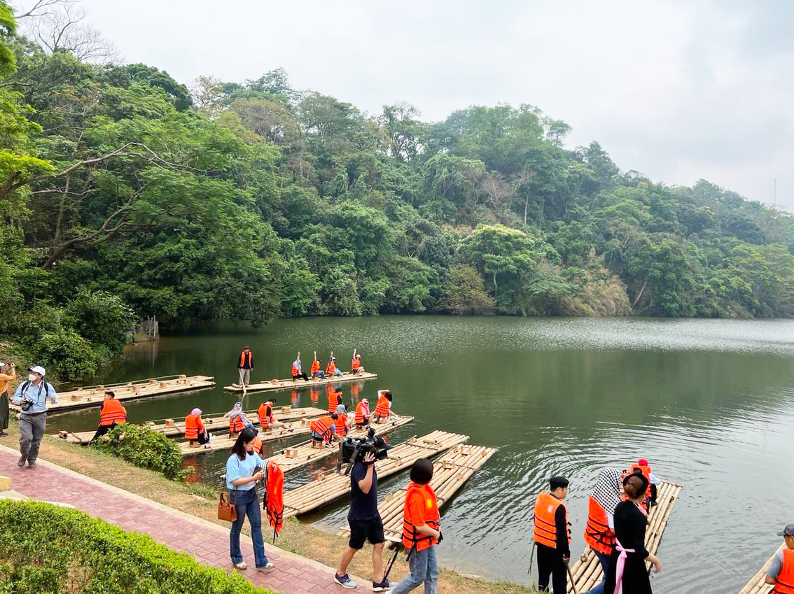 Nhiều tour lễ 30/4 trong nước, quốc tế đ&atilde; k&iacute;n chỗ từ sớm (ảnh: Du kh&aacute;ch trải nghiệm thuyền mảng tr&ecirc;n l&ograve;ng hồ N&agrave; Nưa thuộc khu di t&iacute;ch T&acirc;n Tr&agrave;o, huyện Sơn Dương, tỉnh Tuy&ecirc;n Quang) - ảnh: Quốc Th&aacute;i