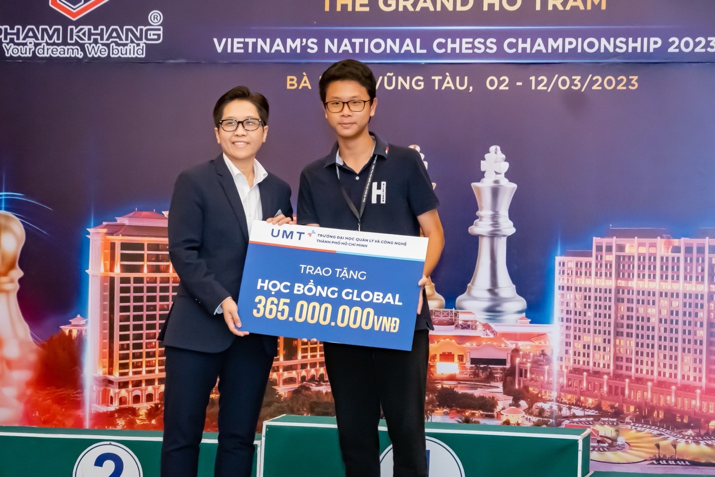 Tiến Sĩ Nguyễn Tr&agrave; Giang, Viện trưởng Viện Khoa học v&agrave; Quản l&yacute; Thể dục thể thao UMT, trao học bổng Global trị gi&aacute; 365 triệu đồng cho vận động vi&ecirc;n L&ecirc; Tr&iacute; Ki&ecirc;n đơn vị TPHCM.Ảnh: BTC