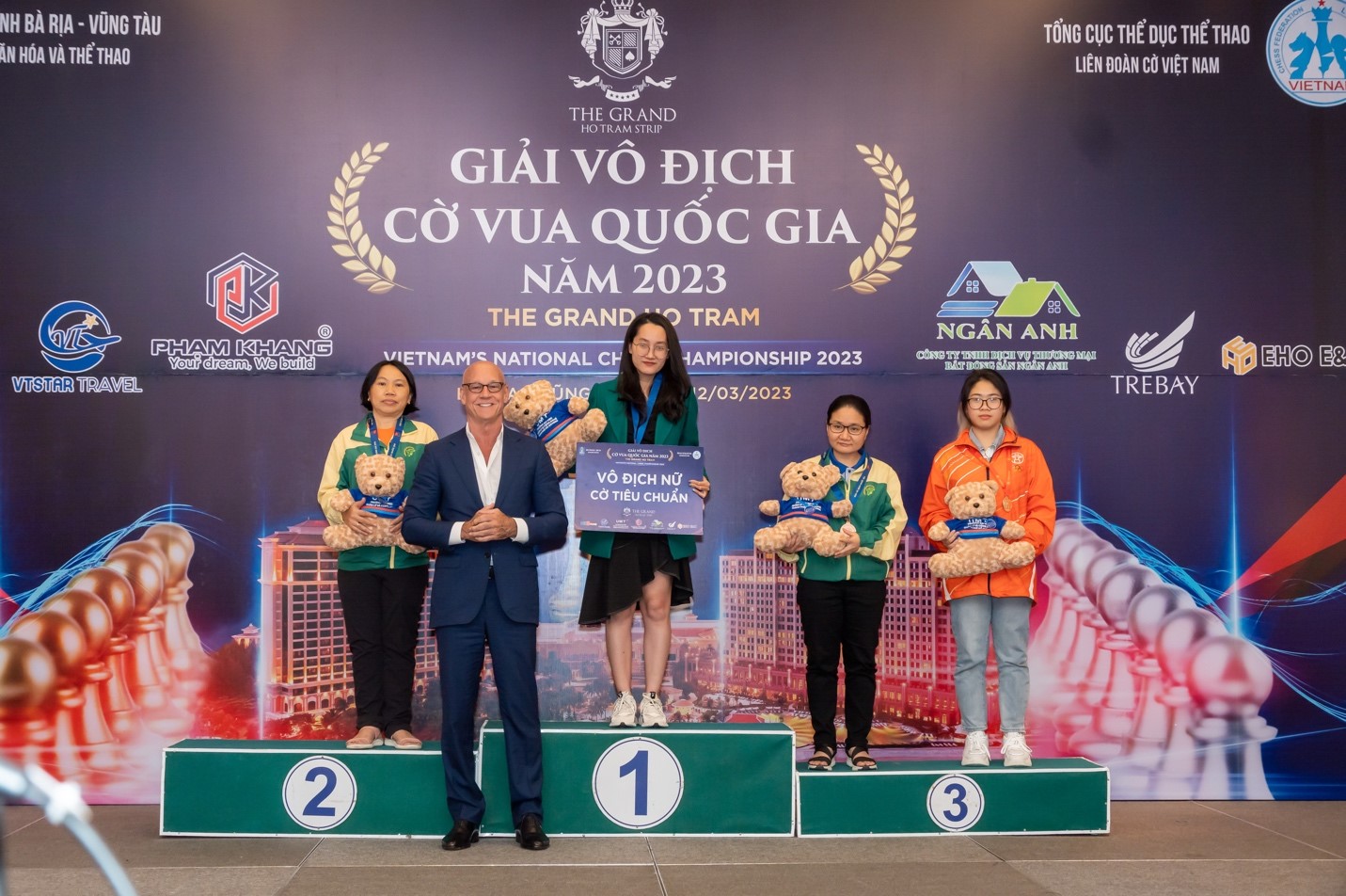 &Ocirc;ng Walt Power, Gi&aacute;m đốc điều h&agrave;nh The Grand Hồ Tr&agrave;m Strip, trao huy chương cho 4 VĐV đạt th&agrave;nh t&iacute;ch ở nội dung Cờ Ti&ecirc;u chuẩn Nữ. Ảnh: BTC