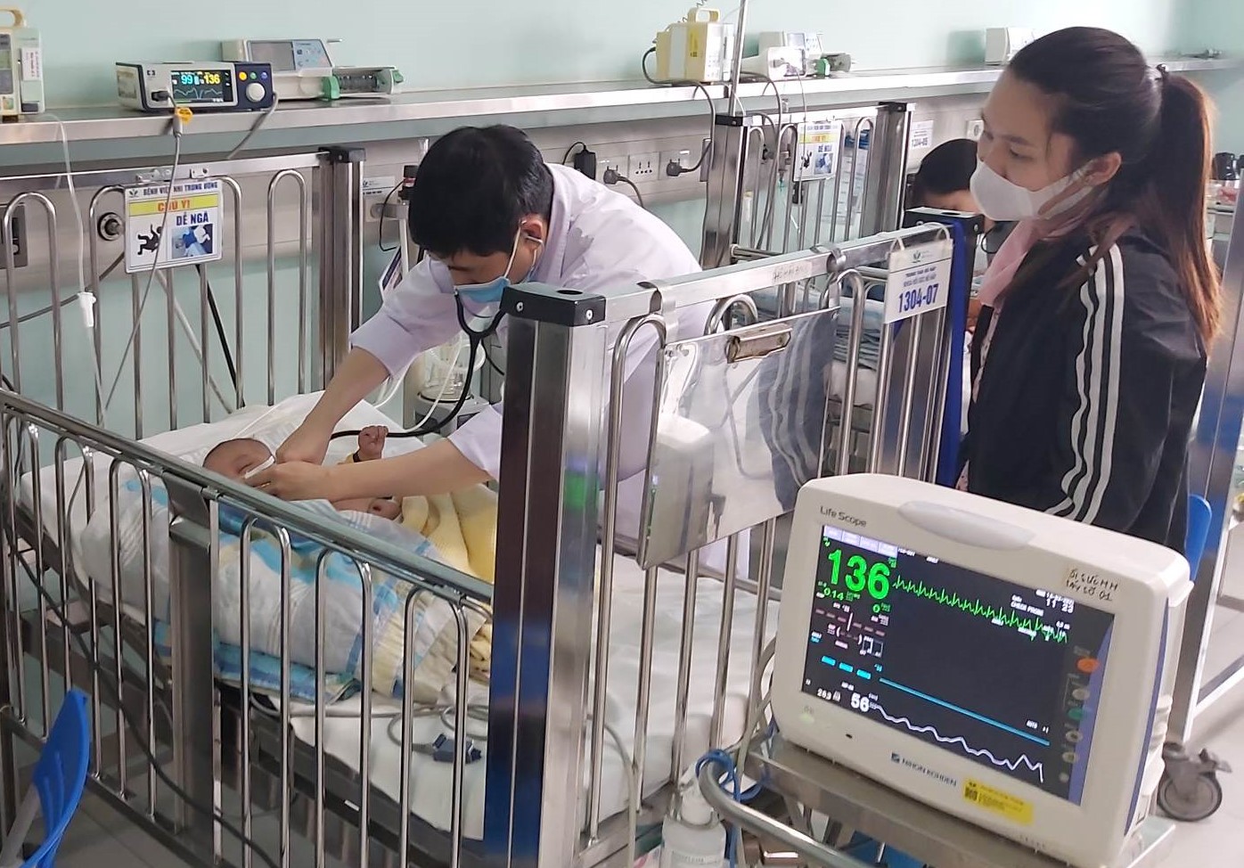 Tại Bệnh viện Nhi Trung ương, số bệnh nhi mắc RSV gia tăng, trong đ&oacute; nhiều ca biến chứng nặng 
