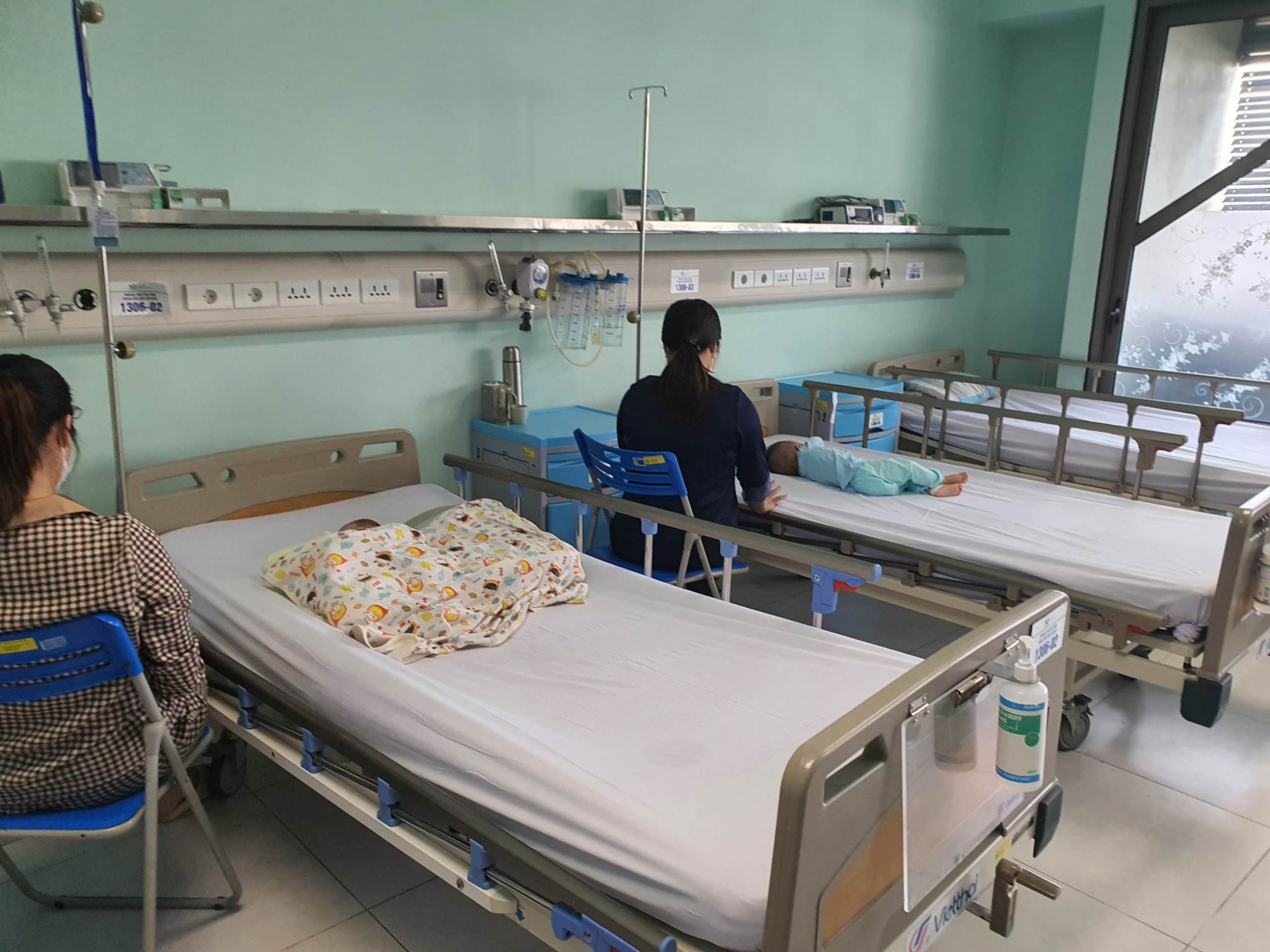 Để ph&ograve;ng l&acirc;y nhiễm ch&eacute;o, tại Trung t&acirc;m h&ocirc; hấp, tất cả c&aacute;c bệnh nhi mắc RSV hiện đều được c&aacute;ch ly ngay từ khi nhập viện
