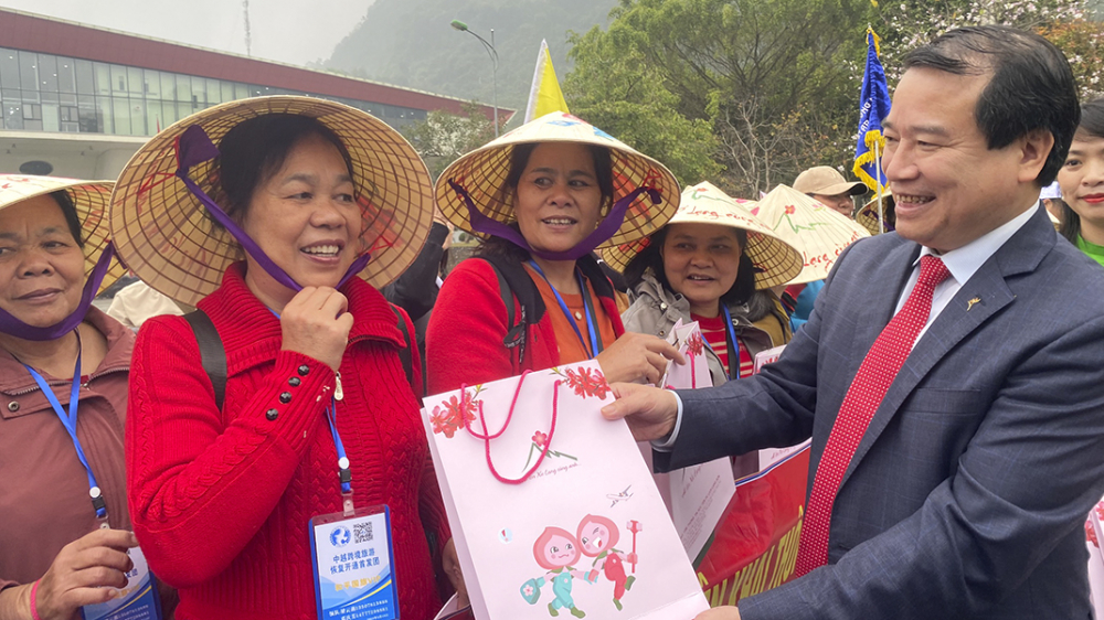 Tại buổi lễ, Ph&oacute; Tổng cục trưởng H&agrave; Văn Si&ecirc;u, l&atilde;nh đạo UBND tỉnh Lạng Sơn c&ugrave;ng đại diện một số Sở ng&agrave;nh đ&atilde; tặng hoa, qu&agrave;, chụp ảnh lưu niệm với đo&agrave;n du kh&aacute;ch.