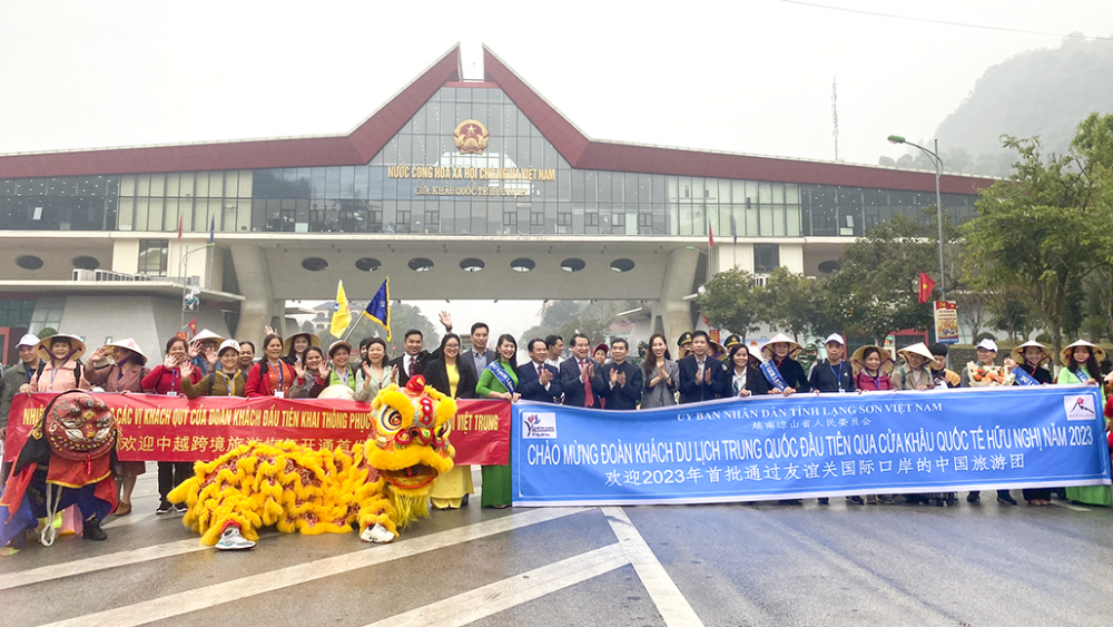 Đo&agrave;n kh&aacute;ch Trung Quốc đầu ti&ecirc;n đến Việt Nam ng&agrave;y 15/3/2023 qua cửa khẩu Hữu Nghị. Ảnh: Tổng Cục Du lịch