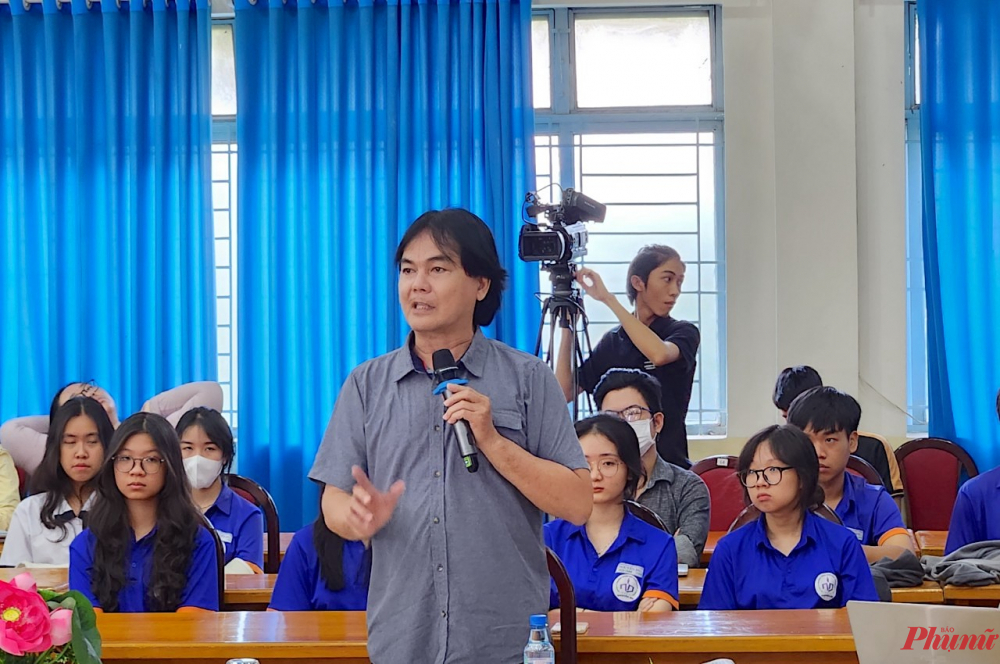&Ocirc;ng Huỳnh Thanh Ph&uacute; - Hiệu trưởng Trường THPT Nguyễn Du