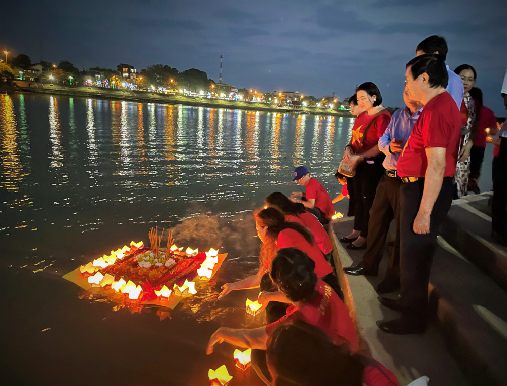 Đêm tháng Ba, gió từ sông Thạch Hãn thổi khá mạnh, đẩy vòng hoa đăng sáng lấp lánh trên dòng sông xuôi về chiếc cầu sắt cũ, nơi 50 năm trước là địa điểm trao trả tù binh