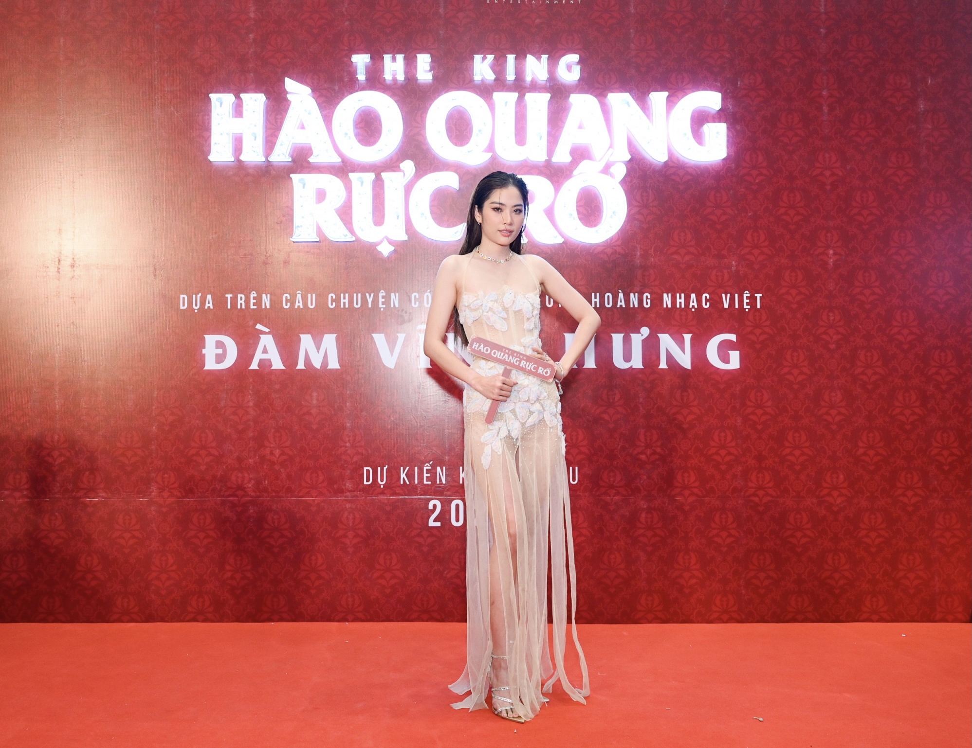 Nam Em t&aacute;o bạo tr&ecirc;n thảm đỏ sự kiện khi sải bước trong bộ c&aacute;nh xuy&ecirc;n thấu với những đường cắt tua rua, kết hợp với gi&agrave;y cao g&oacute;t v&agrave; chải t&oacute;c ngược gợi cảm.