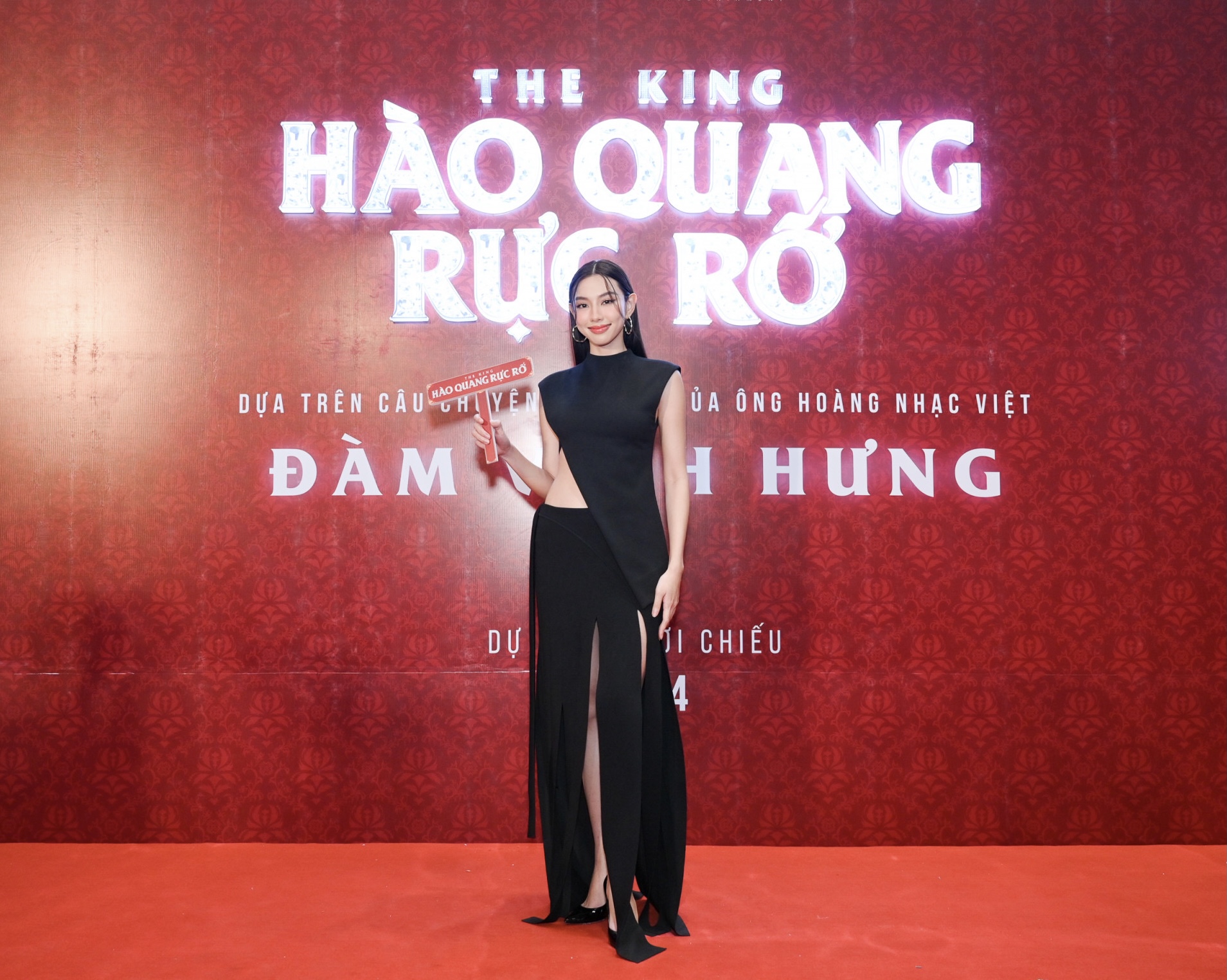 Thiết kế v&aacute;y đen cắt kho&eacute;t eo, xẻ t&agrave; gi&uacute;p hoa hậu Th&ugrave;y Ti&ecirc;n khoe trọn v&ograve;ng eo săn chắc c&ugrave;ng đ&ocirc;i ch&acirc;n thon d&agrave;i. Người đẹp chọn t&ocirc;ng trang điểm nhẹ nh&agrave;ng đủ g&acirc;y ấn tượng với kh&aacute;n giả.