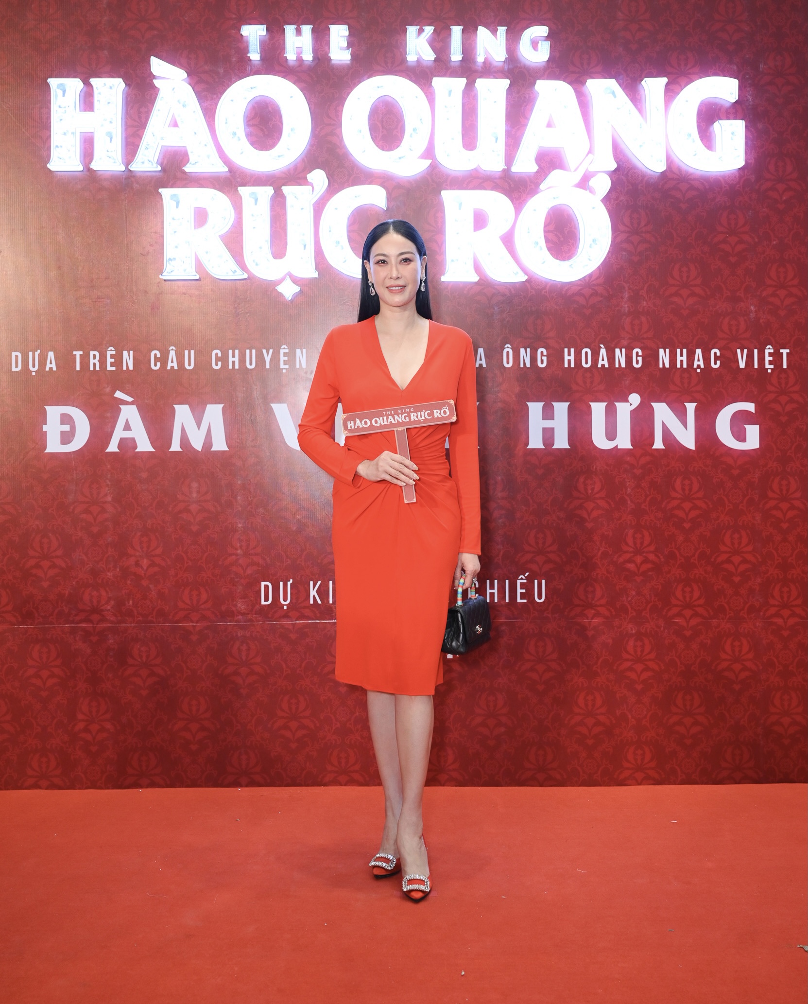 Tại buổi họp b&aacute;o ra mắt dự &aacute;n phim điện ảnh mới của ca sĩ Đ&agrave;m Vĩnh Hưng, d&agrave;n người đẹp Vbiz x&uacute;ng x&iacute;nh v&aacute;y &aacute;o gợi sải bước tr&ecirc;n thảm đỏ sự kiện d&agrave;i đến 1.000m. Hoa hậu H&agrave; Kiều Anh diện chiếc đầm cam rực rỡ với thiết kế xẻ ngực gợi cảm kết hợp với phụ kiện gi&agrave;y g&oacute;t thấp c&ugrave;ng t&ocirc;ng v&agrave; t&uacute;i h&agrave;ng hiệu chuẩn trend.