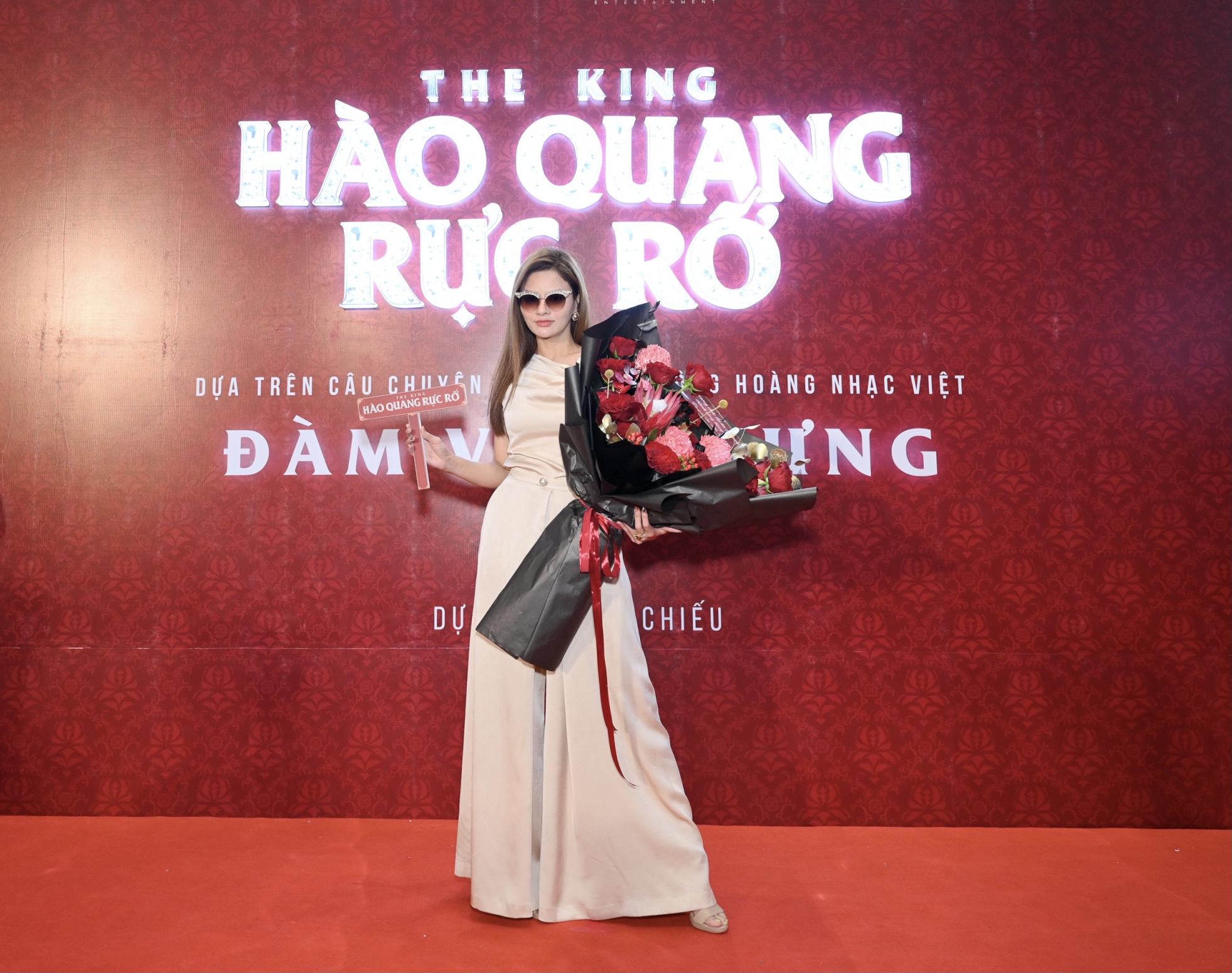 Chọn trang phục m&agrave;u nude thanh lịch, Vũ Thu Phương khoe d&aacute;ng nuột n&agrave; trong thiết kế jumpsuit lệch vai quyến rũ. Phụ kiện mắt k&iacute;nh v&agrave; sandal c&ugrave;ng t&ocirc;ng gi&uacute;p outfit trở n&ecirc;n bắt mắt hơn.