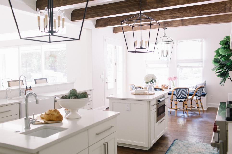 Thiết bị chiếu s&aacute;ng l&agrave; đồ trang sức của ng&ocirc;i nh&agrave;, v&igrave; vậy h&atilde;y đảm bảo rằng thiết bị của bạn được chuẩn bị để l&agrave;m l&oacute;a mắt những người mua tiềm năng. Quăng những chiếc gi&aacute; gắn phẳng đ&atilde; lỗi thời v&agrave; ch&agrave;o tạm biệt chiếc đ&egrave;n ch&ugrave;m bằng đồng b&oacute;ng lo&aacute;ng từ năm 1987. Thay thế ch&uacute;ng bằng những chiếc mặt d&acirc;y chuyền xinh xắn, xứng đ&aacute;ng tr&ecirc;n Pinterest giống như những chiếc được chụp trong căn bếp ấm c&uacute;ng n&agrave;y.