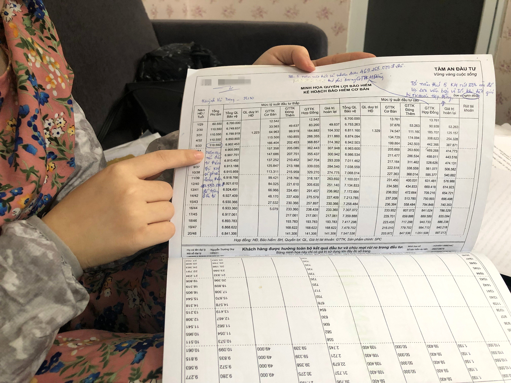 Một nh&acirc;n vi&ecirc;n tư vấn bảo hiểm ghi ch&uacute; rằng kh&aacute;ch c&oacute; thể r&uacute;t bảo hiểm nh&acirc;n thọ sau 5 năm nhưng thực tế th&igrave; kh&ocirc;ng giống như nh&acirc;n vi&ecirc;n n&agrave;y n&oacute;i - ẢNH: ĐỘC GIẢ CUNG CẤP
