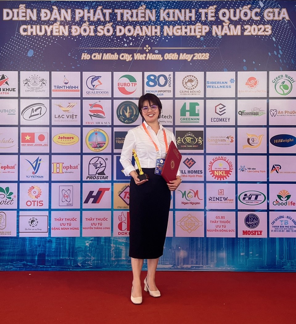 Đại diện C&ocirc;ng ty Ng&acirc;n Nguyễn nhận giải &ldquo;Thương hiệu v&agrave;ng chất lượng quốc tế&rdquo; 2023 - Ảnh: Ng&acirc;n Nguyễn