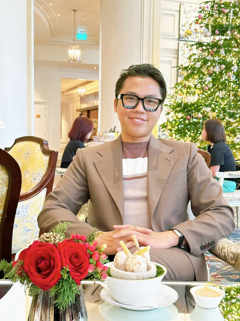 Lắng nghe nhau... Mọi người vẫn hay n&oacute;i &ldquo;khi c&oacute; con sẽ hiểu l&ograve;ng cha mẹ&rdquo;. Tuy nhi&ecirc;n, một c&aacute;ch thẳng thắng th&igrave; ba mẹ đ&atilde; từng l&agrave; con c&aacute;i, nhưng con c&aacute;i (đại đa số) chưa từng l&agrave;m cha mẹ. Do đ&oacute;, t&ocirc;i mong c&aacute;c bạn trẻ sẽ hiểu v&agrave; cảm th&ocirc;ng cho ba mẹ, chứ c&ograve;n đ&ograve;i hỏi c&aacute;c bạn phải l&agrave;m thế như một điều ti&ecirc;n quyết, t&ocirc;i e rằng c&oacute; một ch&uacute;t bất c&ocirc;ng cho c&aacute;c bạn. Sau n&agrave;y c&oacute; con, t&ocirc;i sẽ dạy con v&agrave; cố gắng hiểu con nhiều nhất c&oacute; thể thay v&igrave; đ&ograve;i hỏi con l&agrave;m điều ngược lại. Bởi đơn giản, t&ocirc;i muốn con m&igrave;nh sẽ được sống những ng&agrave;y rực rỡ nhất c&oacute; thể. 