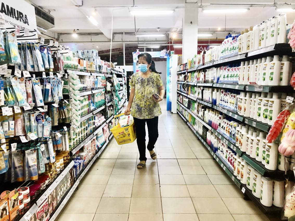 Một cửa h&agrave;ng mỹ phẩm trong chợ B&agrave;n Cờ (quận 3, TPHCM) b&agrave;y b&aacute;n nhiều mỹ phẩm ngoại nhập để đ&aacute;p ứng thị hiếu của người mua - ẢNH: THANH HOA