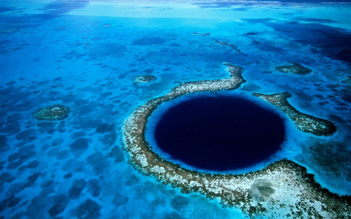 Great Blue Hole nằm giữa l&ograve;ng biển thuộc th&agrave;nh phố Belize, đất nước Balize. Trong một chuyến phi&ecirc;u lưu xuống đ&aacute;y đại dương ngo&agrave;i khơi v&ugrave;ng biển Caribbean, c&aacute;ch trung t&acirc;m thủ đ&ocirc; Belize khoảng 100km, thợ lặn người Ph&aacute;p lừng danh, Jacques-Yves Cousteau, đ&atilde; kh&aacute;m ph&aacute; ra c&aacute;i hố xanh n&agrave;y. &Ocirc;ng đ&atilde; đặt t&ecirc;n cho n&oacute; l&agrave; Great Blue Hole. Sau khi được ph&aacute;t hiện, hố xanh khổng lồ n&agrave;y trở th&agrave;nh một điểm đến đ&aacute;ng mơ ước của nhiều người, l&agrave; một nơi lặn biển l&iacute; tưởng của c&aacute;c thợ lặn. 