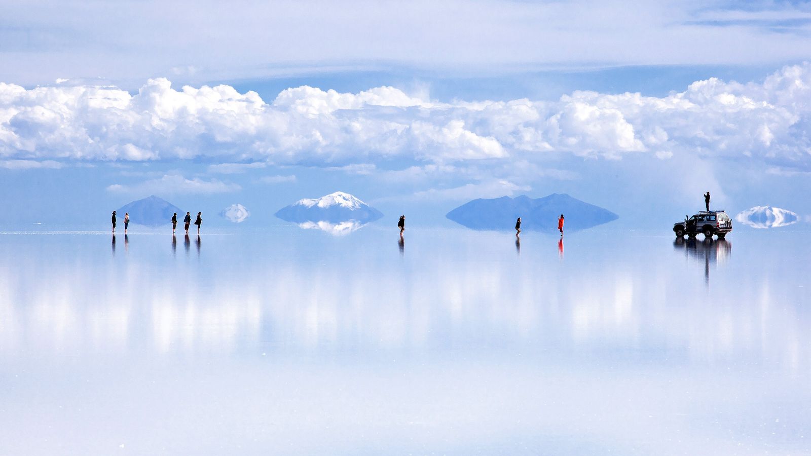 C&aacute;nh đồng muối Salar de Uyuni ở Bolivia l&agrave; c&aacute;nh đồng muối lớn nhất thuộc loại n&agrave;y, trải rộng 4.000 dặm vu&ocirc;ng v&agrave; dường như k&eacute;o d&agrave;i đến v&ocirc; tận. Khung cảnh tr&ocirc;ng giống như được lấy ra từ bộ sưu tập tr&igrave;nh bảo vệ m&agrave;n h&igrave;nh lộng lẫy nhất. Kết cấu của b&atilde;i muối thay đổi khi du kh&aacute;ch di chuyển ngang qua, với một số khu vực nhẵn v&agrave; phẳng trong khi những khu vực kh&aacute;c bị nứt v&agrave; gồ ghề, tạo cho cảnh quan một diện mạo gần như ở thế giới kh&aacute;c. Khung cảnh thậm ch&iacute; c&ograve;n đẹp hơn trong m&ugrave;a mưa khi nước ở b&atilde;i muối phản chiếu bầu trời, tạo n&ecirc;n một khung cảnh si&ecirc;u thực kh&ocirc;ng thể n&agrave;o qu&ecirc;n, do đ&oacute; khiến nơi đ&acirc;y trở th&agrave;nh một trong những kỳ quan thi&ecirc;n nhi&ecirc;n đ&aacute;ng kinh ngạc nhất tr&ecirc;n thế giới.