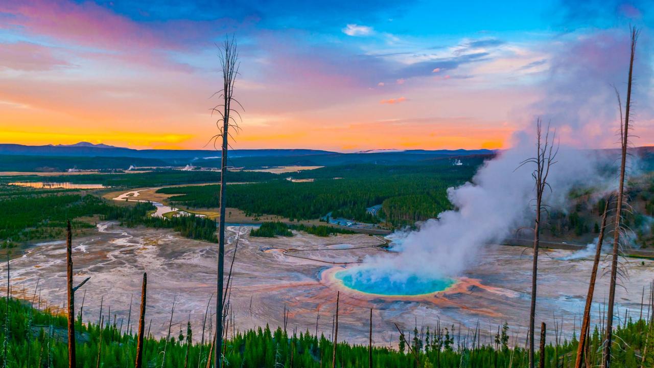 Yellowstone &ndash; C&ocirc;ng vi&ecirc;n đầu quốc gia đầu ti&ecirc;n tr&ecirc;n thế giới thuộc bang Wyoming, Montana v&agrave; Idaho, Hoa Kỳ với hơn 800.000 h&eacute;c ta đồi n&uacute;i, những mạch nước phun kỳ ảo v&agrave; những cảnh đẹp h&uacute;t hồn