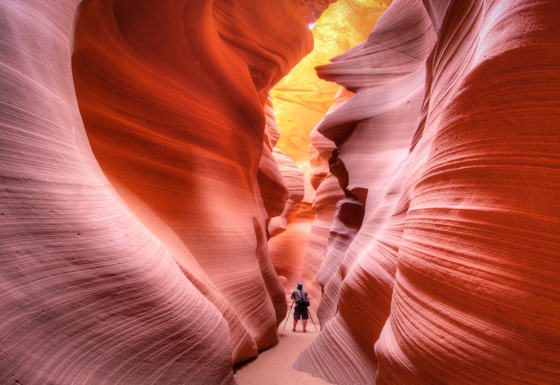 Hẻm n&uacute;i Antelope Canyon (c&ograve;n gọi l&agrave; hẻm n&uacute;i linh dương) l&agrave; một địa điểm du lịch Mỹ nổi tiếng d&agrave;nh cho du kh&aacute;ch muốn trải nghiệm những điều tốt nhất m&agrave; bang Arizona mang lại. Antelope Canyon c&aacute;ch Grand Canyon khoảng hai giờ, v&agrave; n&oacute; l&agrave; một chuyến đi trong ng&agrave;y rất phổ biến. N&oacute; lu&ocirc;n thu h&uacute;t kh&aacute;ch du lịch đổ về Utah v&agrave; Arizona để kh&aacute;m ph&aacute; c&aacute;c kỳ quan thi&ecirc;n nhi&ecirc;n.     Trải nghiệm du lịch hẻm n&uacute;i Antelope Canyon nổi tiếng ở bang Arizona nước Mỹ Hẻm n&uacute;i Antelope Canyon bang Azirona    Hẻm n&uacute;i Antelope Canyon được h&igrave;nh th&agrave;nh do sự x&oacute;i m&ograve;n của sa thạch, chủ yếu l&agrave; do lũ qu&eacute;t. Cấu tạo gồm nhiều lớp địa chất kh&aacute;c nhau, chủ yếu l&agrave; sa thạch v&agrave; đ&aacute; v&ocirc;i. Đặc biệt, sa thạch ở Antelope l&agrave; loại đ&aacute; được h&igrave;nh th&agrave;nh từ những đụn c&aacute;t h&oacute;a thạch của sa mạc Jurassic rộng lớn trước kia, tương tự như sa mạc Sahara ng&agrave;y nay.   Trải qua h&agrave;ng trăm năm nước chảy qua sa thạch, c&aacute;c lối đi bị x&oacute;i m&ograve;n, l&agrave;m cho c&aacute;c lối đi bằng đ&aacute; tự nhi&ecirc;n s&acirc;u hơn v&agrave; l&agrave;m phẳng c&aacute;c cạnh cứng theo c&aacute;ch tạo th&agrave;nh c&aacute;c h&igrave;nh dạng đặc trưng của d&ograve;ng chảy trong đ&aacute;.