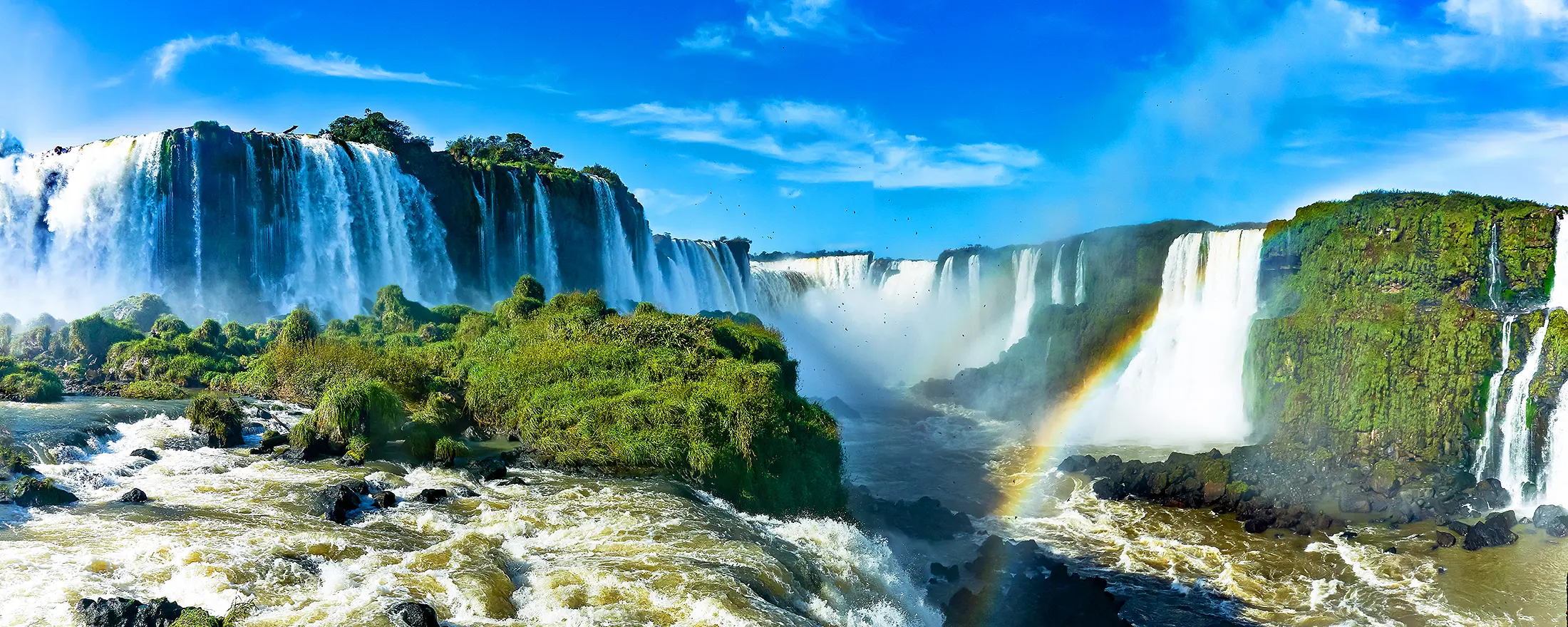 Nằm giữa bi&ecirc;n giới Brazil v&agrave; Argentina, th&aacute;c Iguazu được cả hai quốc gia ra sức bảo vệ v&agrave; thu h&uacute;t h&agrave;ng trăm ngh&igrave;n du kh&aacute;ch đến đ&acirc;y tham quan v&agrave; nghỉ dưỡng. Th&aacute;c Iguazu được người T&acirc;y Ban Nha ph&aacute;t hiện ra lần đầu ti&ecirc;n v&agrave;o năm 1541. T&ecirc;n th&aacute;c gọi theo tiếng bản địa Guarani gồm hai &acirc;m I l&agrave; lớn v&agrave; Guazu l&agrave; nước c&oacute; nghĩa l&agrave; &ldquo;nước lớn&rdquo;. Th&aacute;c nước h&igrave;nh th&agrave;nh từ sự phun tr&agrave;o của n&uacute;i lửa, tạo n&ecirc;n khe nứt trong l&ograve;ng đất. D&ograve;ng dung nham rực lửa ng&agrave;y trước b&acirc;y giờ đ&atilde; biến th&agrave;nh những dải nước nối nhau chảy xuống d&ograve;ng s&ocirc;ng xanh m&aacute;t.