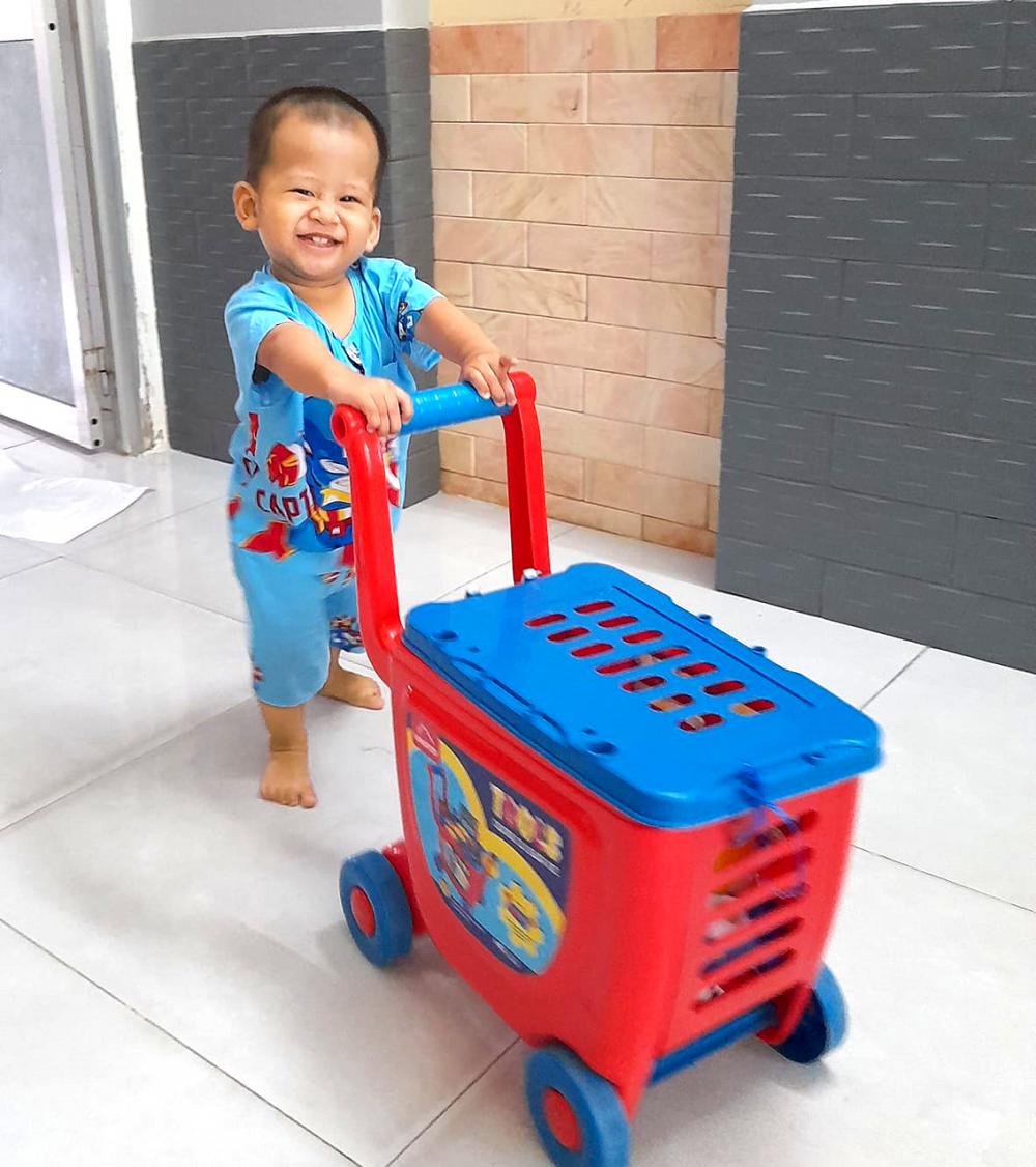 Đi &ldquo;si&ecirc;u thị&rdquo;, Sửu lu&ocirc;n d&agrave;nh phần đẩy xe cho mẹ