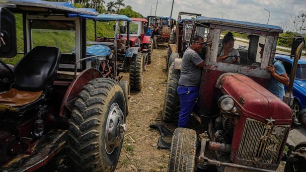 Người d&acirc;n Cuba xếp h&agrave;ng d&agrave;i chờ đợi tới lượt mua xăng.