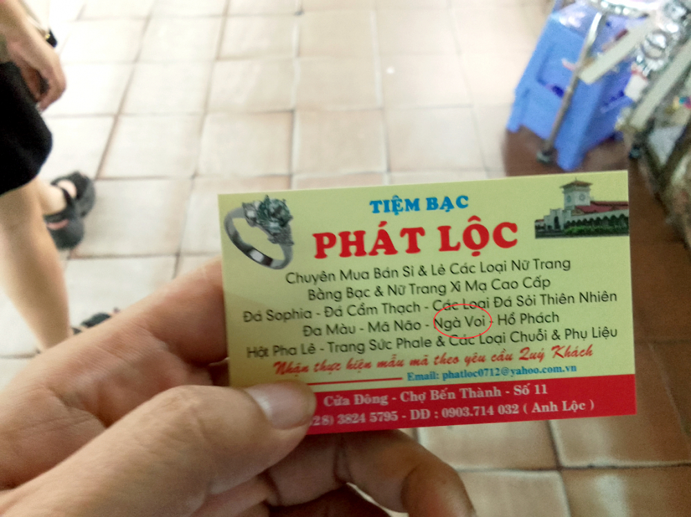 Tiệm bạc ở chợ  Bến Th&agrave;nh ngang nhi&ecirc;n quảng c&aacute;o b&aacute;n ng&agrave; voi tr&ecirc;n danh thiếp - ẢNH: S.V.