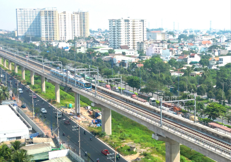 nghị quyết mới sẽ cho ph&eacute;p th&iacute; điểm m&ocirc; h&igrave;nh ph&aacute;t triển đ&ocirc; thị gắn với c&aacute;c tuyến giao th&ocirc;ng, c&aacute;c tuyến đường sắt đ&ocirc; thị (trong ảnh:Chạy thử nghiệm tuyến Metro số 1 cuối th&aacute;ng 12/2022 - Ảnh: Thanh To&agrave;n