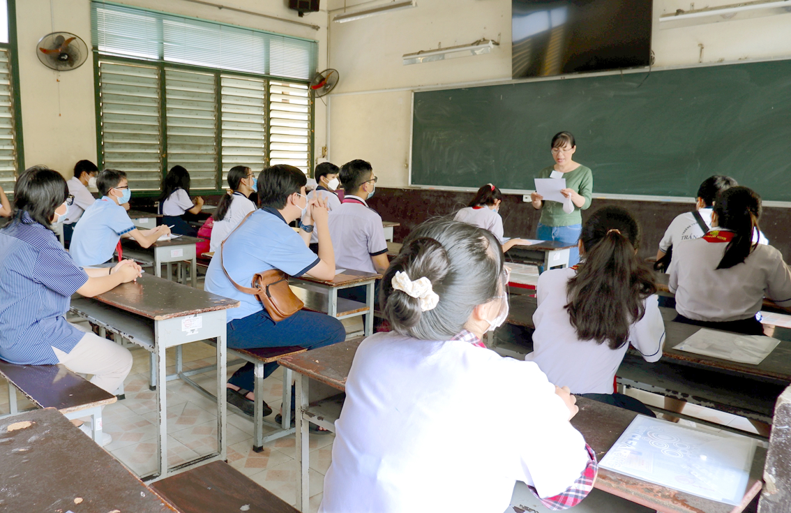 Học sinh TPHCM thi m&ocirc;n tiếng Anh tại kỳ thi v&agrave;o lớp Mười năm học 2022-2023 - ẢNH: P.T