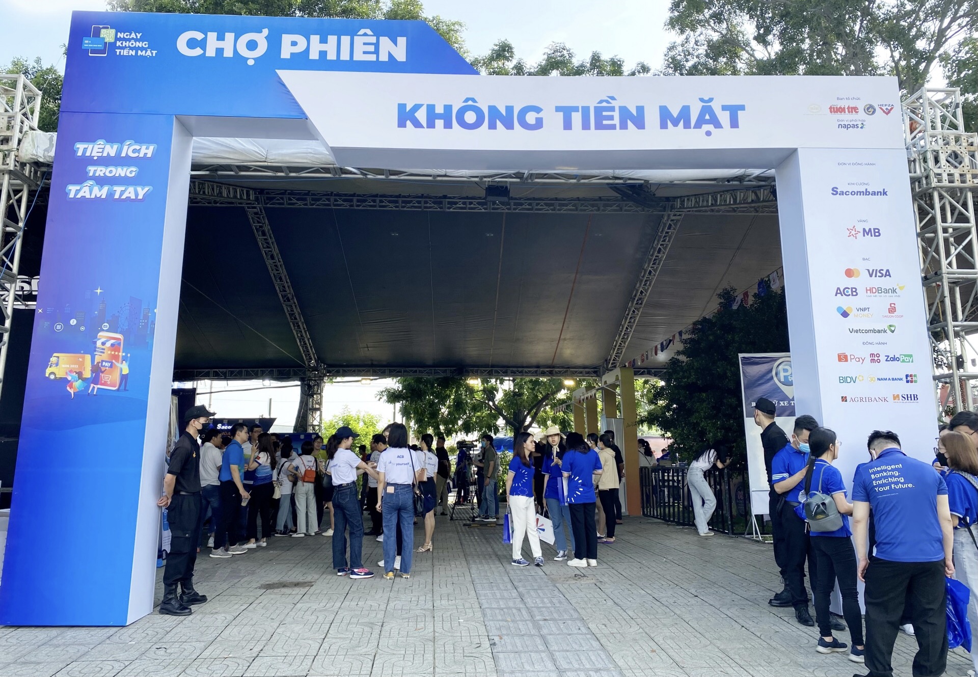 Ng&agrave;y kh&ocirc;ng tiền mặt 2022 l&agrave; c&oacute; chợ phi&ecirc;n cho c&ocirc;ng nh&acirc;n v&ugrave;ng s&acirc;u, v&ugrave;ng xa. Năm 2023 n&agrave;y sẽ c&oacute; c&aacute;c chương tr&igrave;nh khuyến m&atilde;i s&acirc;u, khuyến m&atilde;i theo nh&oacute;m. 