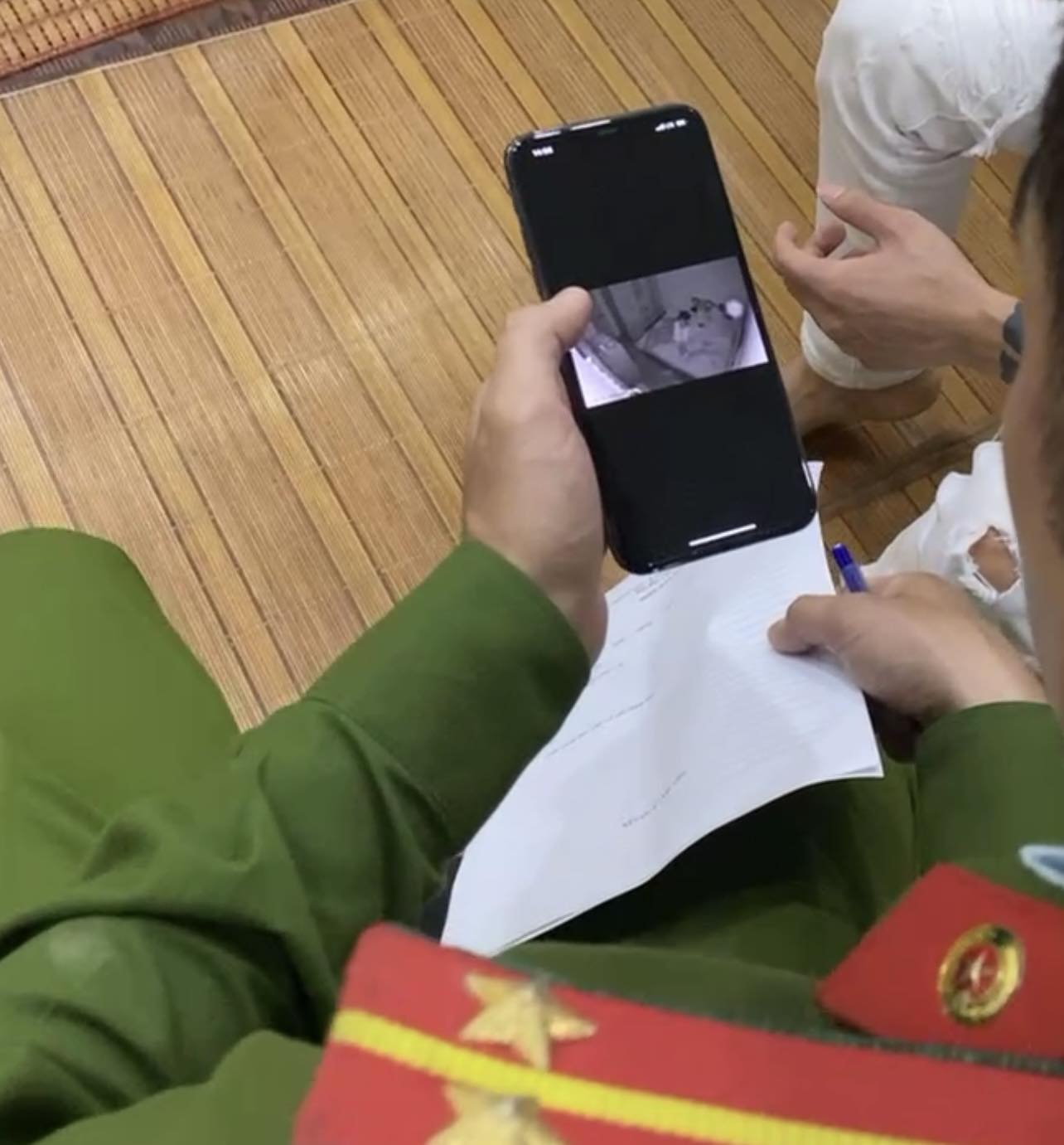 Vụ việc đang được C&ocirc;ng an phường Ho&agrave;ng Liệt x&aacute;c minh, l&agrave;m r&otilde;. Ảnh:NĐ