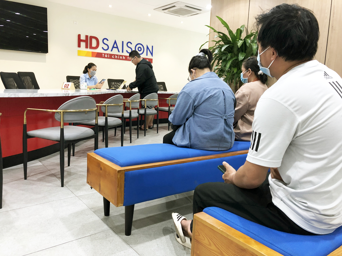 Người d&acirc;n l&agrave;m thủ tục vay tiền ở C&ocirc;ng ty T&agrave;i ch&iacute;nh HD Saison - đơn vị được Ng&acirc;n h&agrave;ng Nh&agrave; nước cấp ph&eacute;p hoạt động trong lĩnh vực t&iacute;n dụng