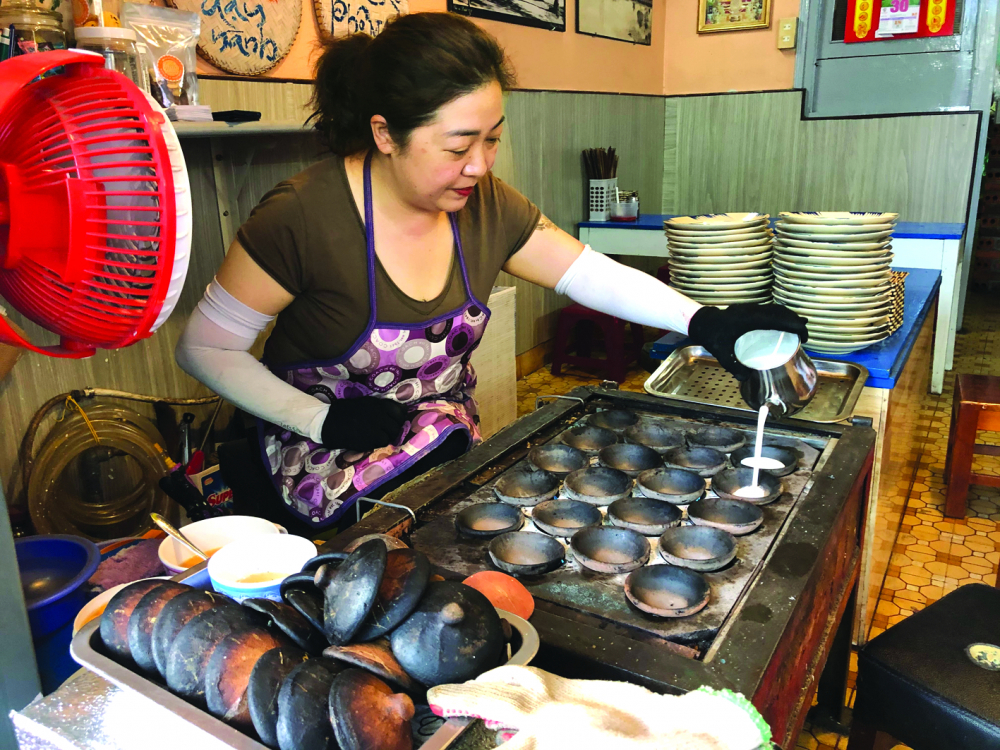 Chị Thy đang đổ b&aacute;nh căn