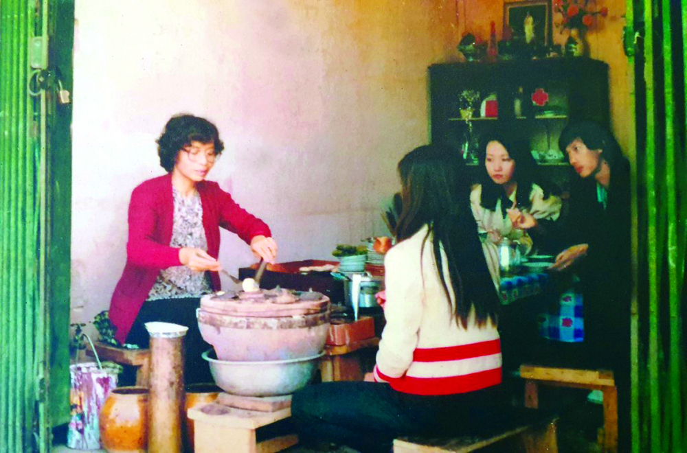 B&agrave; Lộc đang ngồi đổ b&aacute;nh căn v&agrave;o một ng&agrave;y của những năm 1990 - ẢNH: B&Aacute;NH CĂN THY